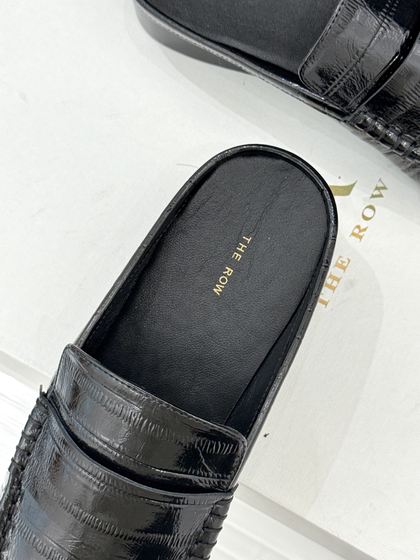 The Row 25WF新品复古包头半拖拖鞋这双半拖简直是极简美学的典范！方头设计利落大气 又修饰脚型完