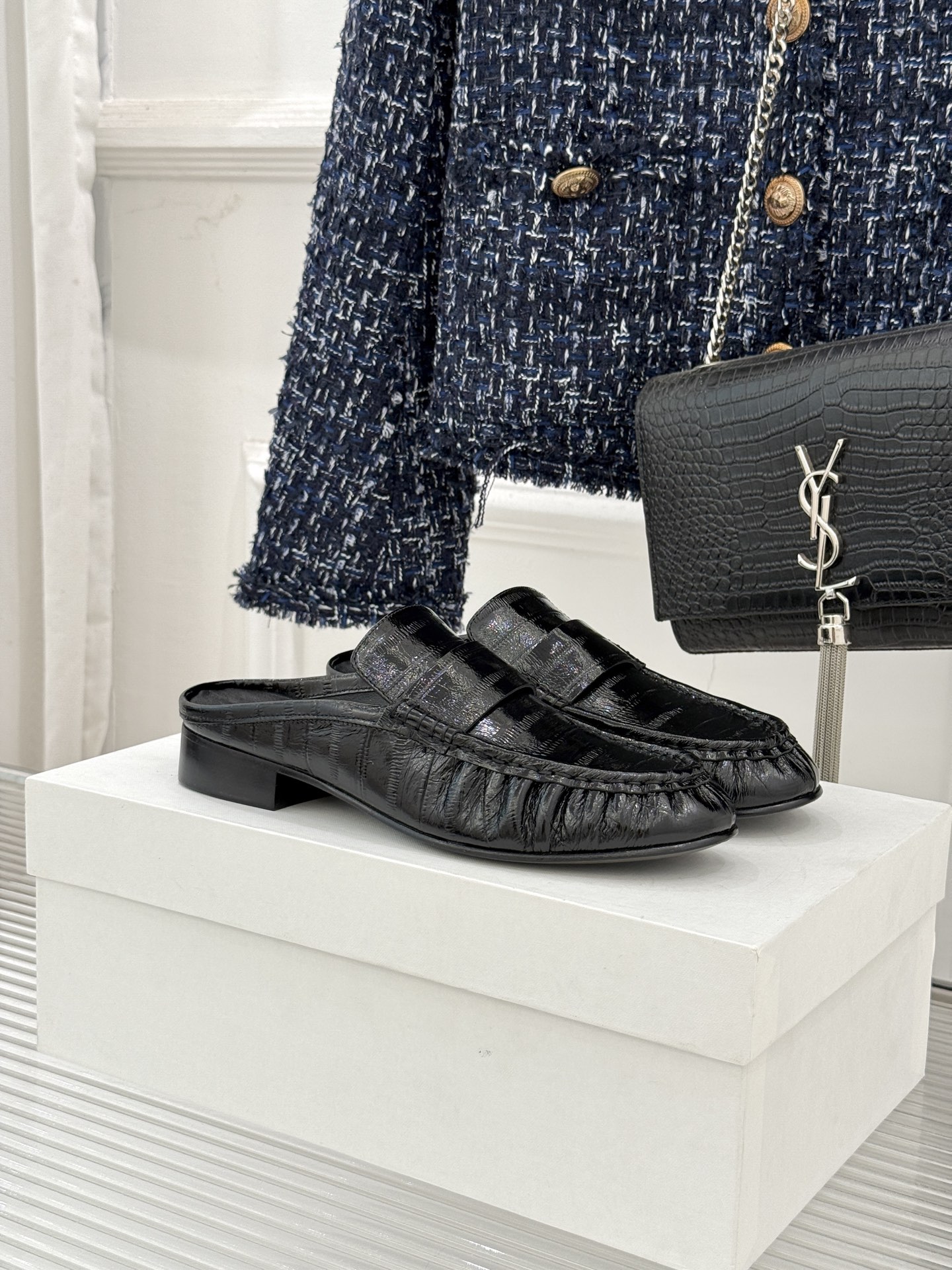 The Row 25WF新品复古包头半拖拖鞋这双半拖简直是极简美学的典范！方头设计利落大气 又修饰脚型完