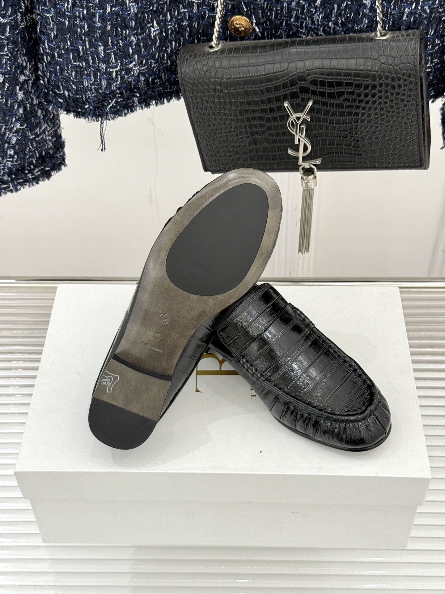 The Row 25WF新品复古包头半拖拖鞋这双半拖简直是极简美学的典范！方头设计利落大气 又修饰脚型完