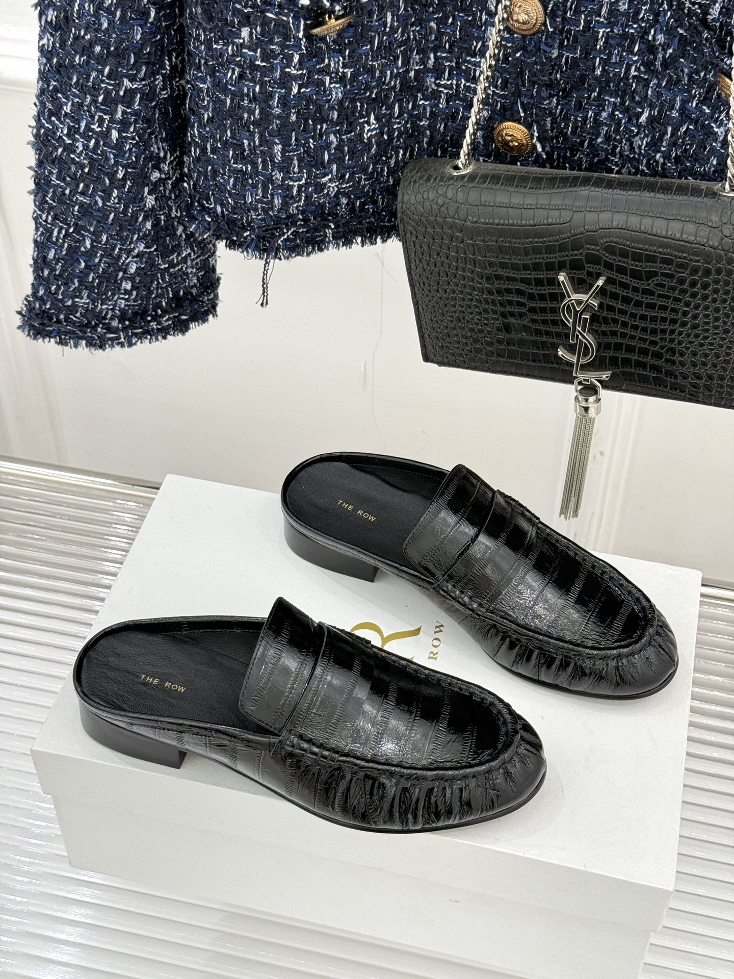 The Row 25WF新品复古包头半拖拖鞋这双半拖简直是极简美学的典范！方头设计利落大气 又修饰脚型完