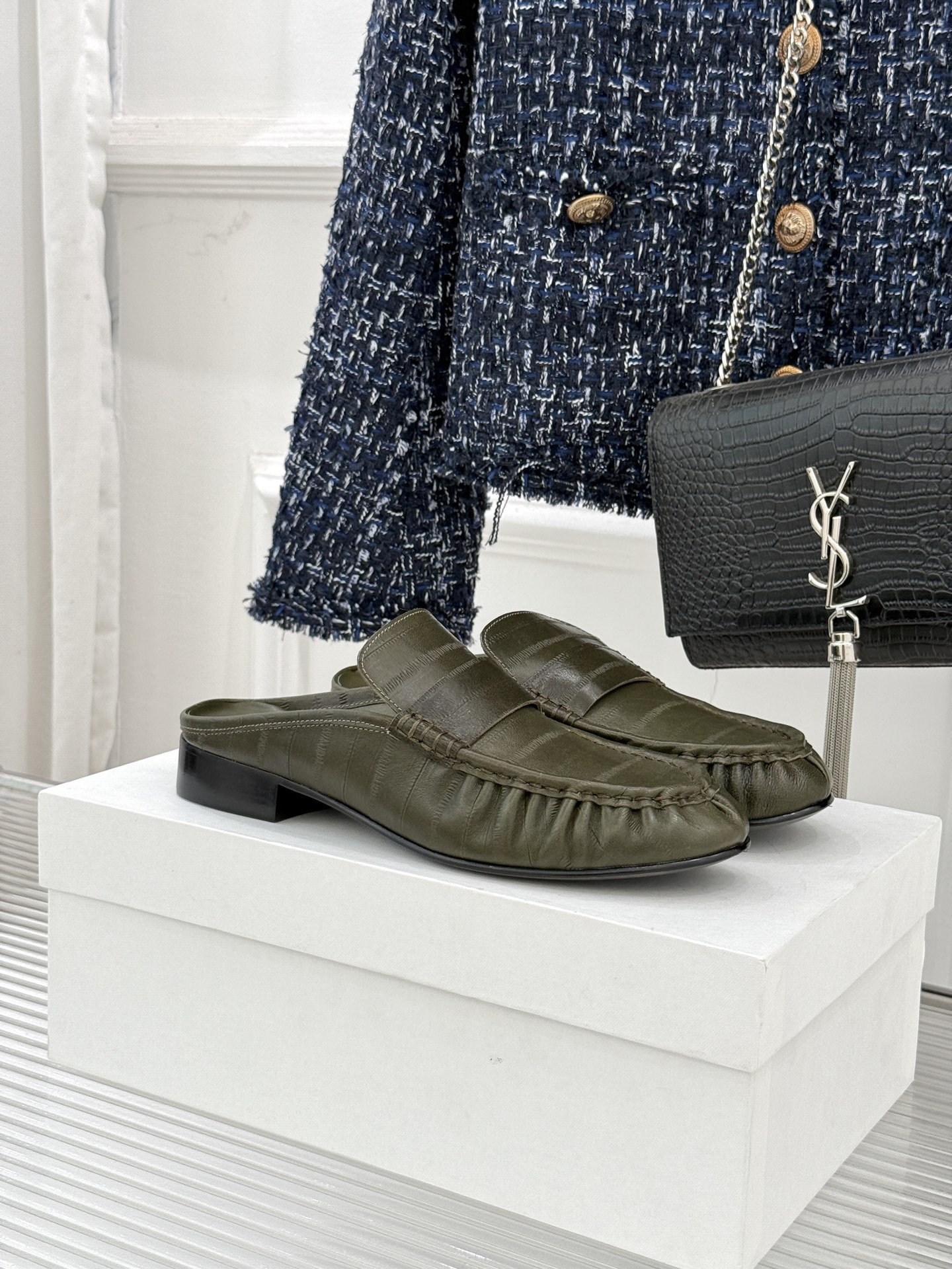 The Row 25WF新品复古包头半拖拖鞋这双半拖简直是极简美学的典范！方头设计利落大气 又修饰脚型完