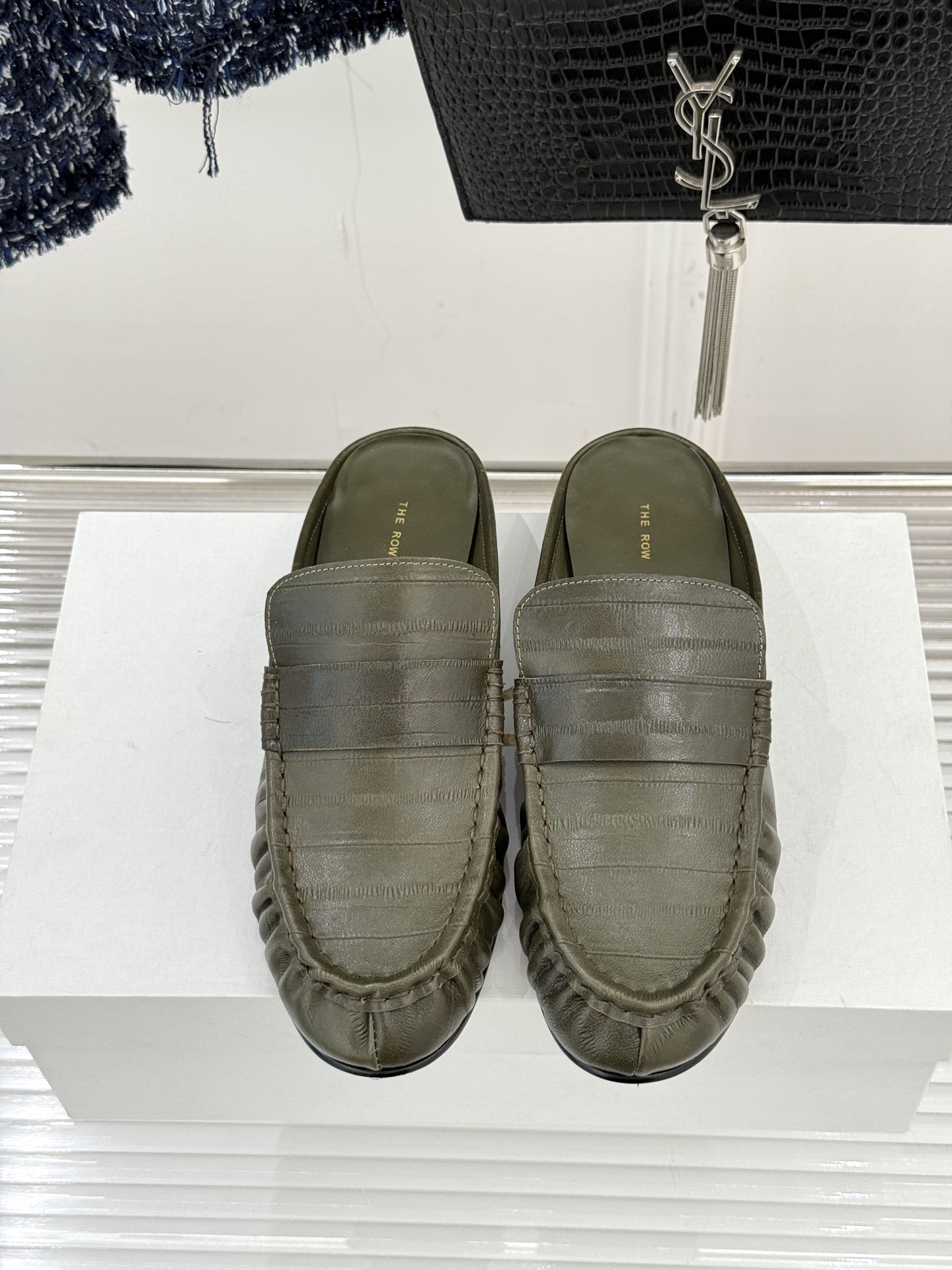 The Row 25WF新品复古包头半拖拖鞋这双半拖简直是极简美学的典范！方头设计利落大气 又修饰脚型完