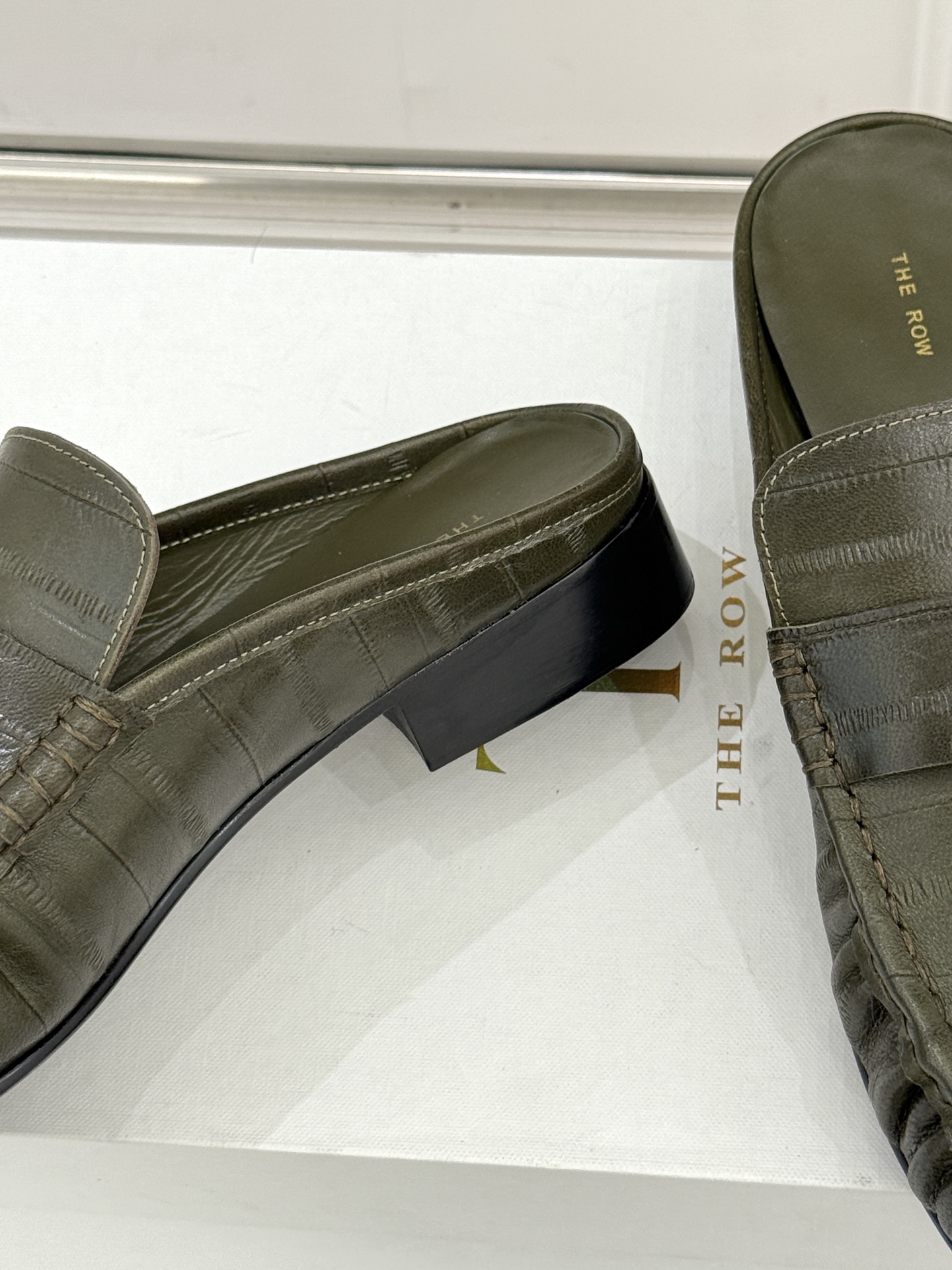 The Row 25WF新品复古包头半拖拖鞋这双半拖简直是极简美学的典范！方头设计利落大气 又修饰脚型完
