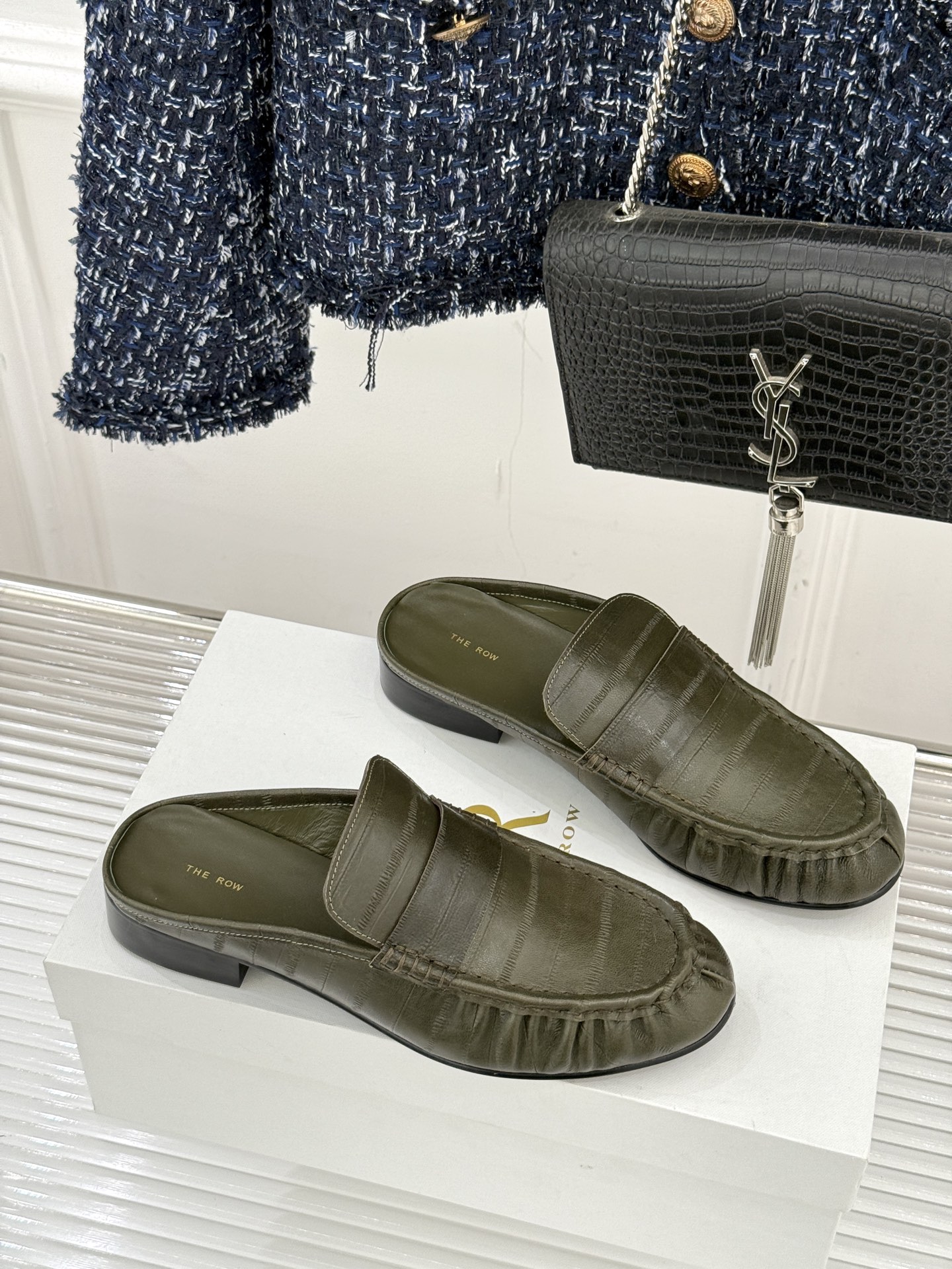 The Row 25WF新品复古包头半拖拖鞋这双半拖简直是极简美学的典范！方头设计利落大气 又修饰脚型完