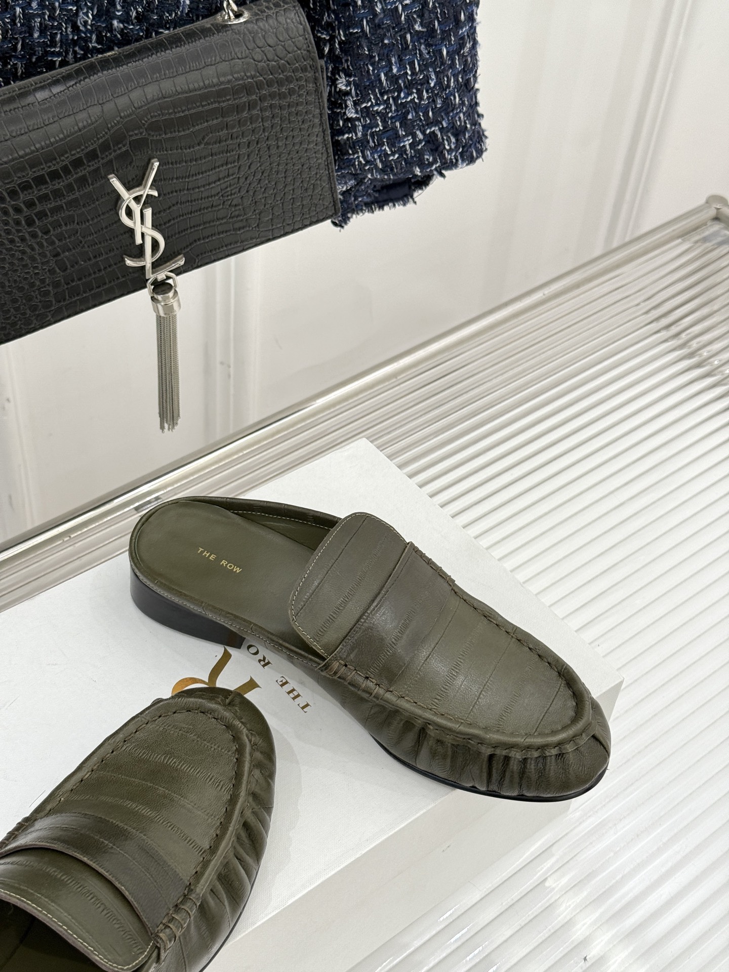 The Row 25WF新品复古包头半拖拖鞋这双半拖简直是极简美学的典范！方头设计利落大气 又修饰脚型完