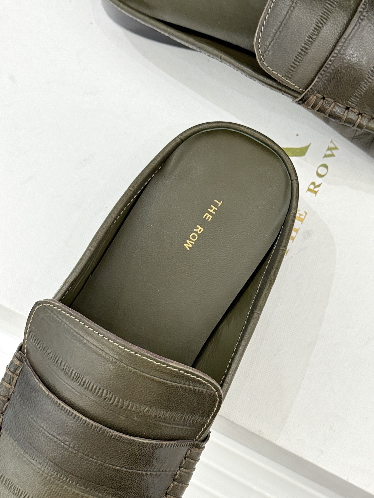 The Row 25WF新品复古包头半拖拖鞋这双半拖简直是极简美学的典范！方头设计利落大气 又修饰脚型完