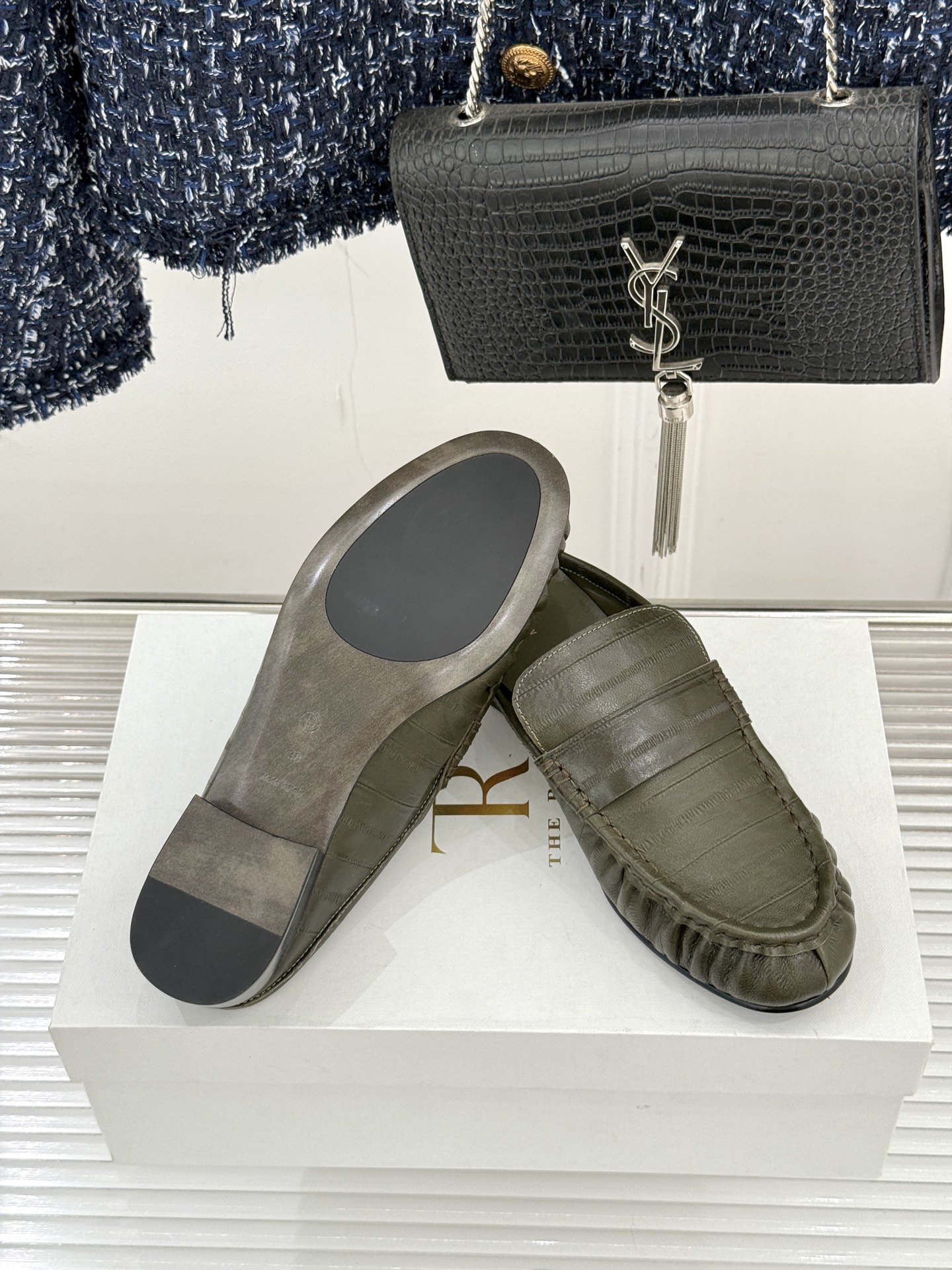 The Row 25WF新品复古包头半拖拖鞋这双半拖简直是极简美学的典范！方头设计利落大气 又修饰脚型完