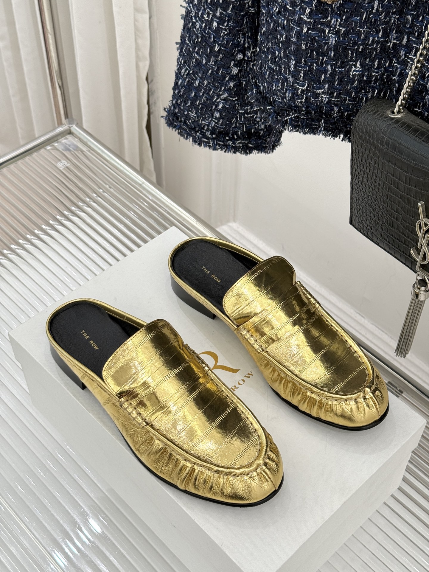 The Row 25WF新品复古包头半拖拖鞋这双半拖简直是极简美学的典范！方头设计利落大气 又修饰脚型完