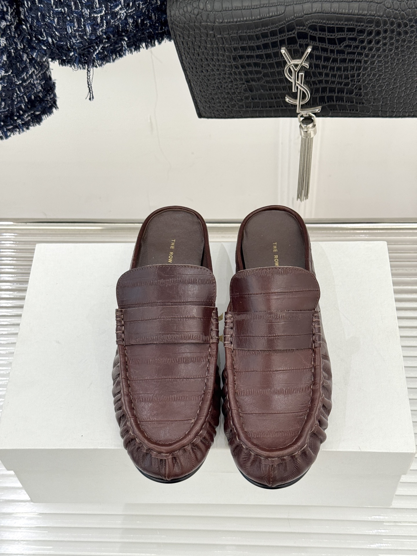 The Row 25WF新品复古包头半拖拖鞋这双半拖简直是极简美学的典范！方头设计利落大气 又修饰脚型完