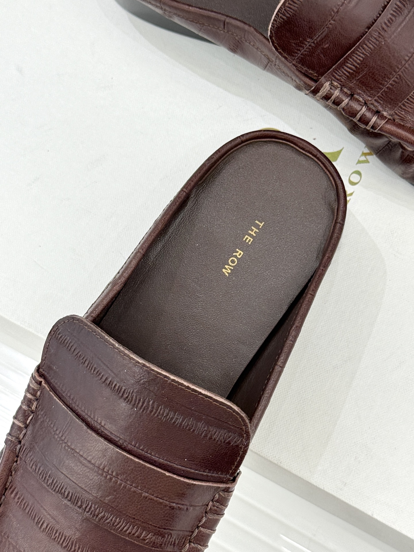 The Row 25WF新品复古包头半拖拖鞋这双半拖简直是极简美学的典范！方头设计利落大气 又修饰脚型完