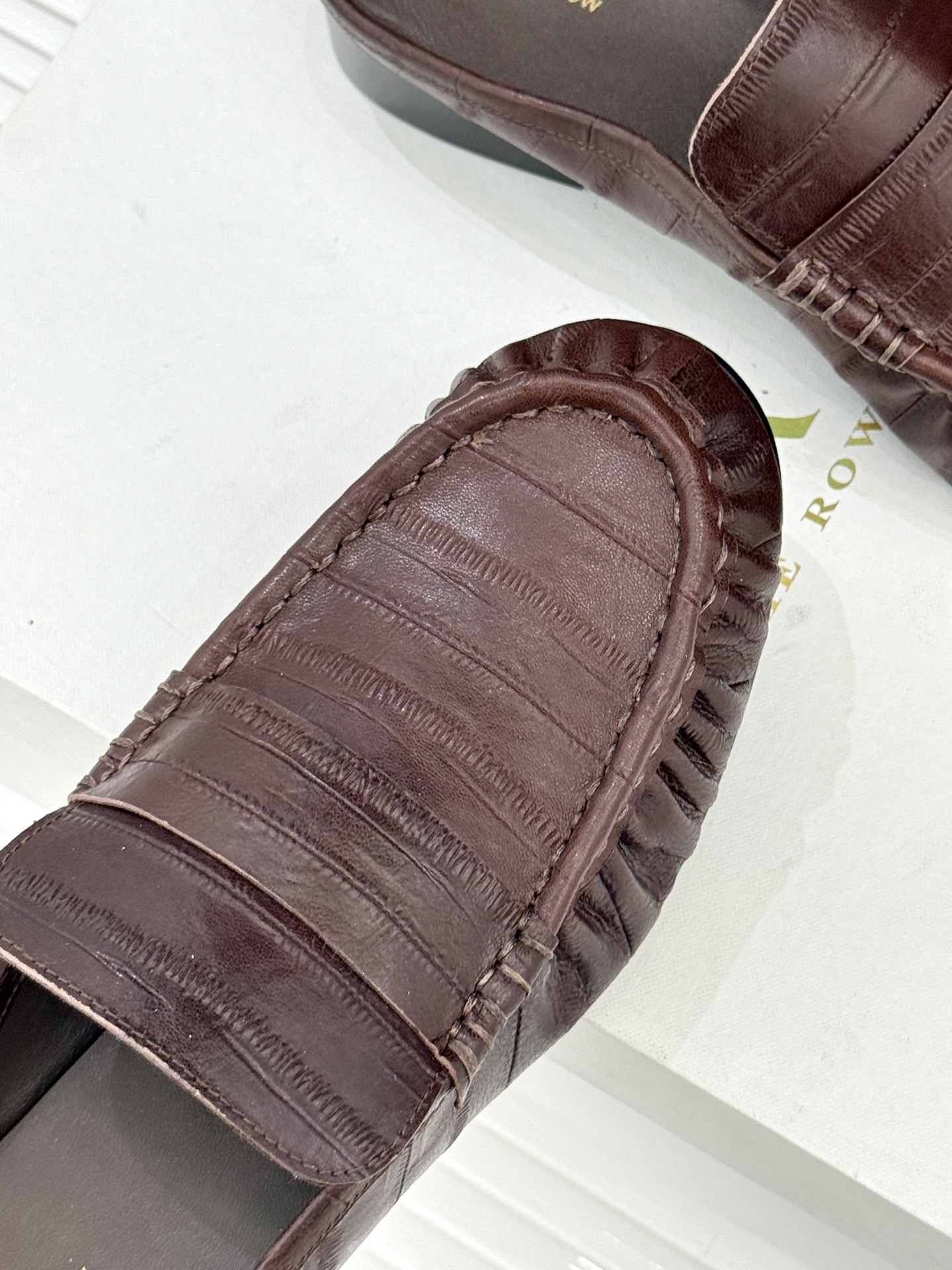 The Row 25WF新品复古包头半拖拖鞋这双半拖简直是极简美学的典范！方头设计利落大气 又修饰脚型完