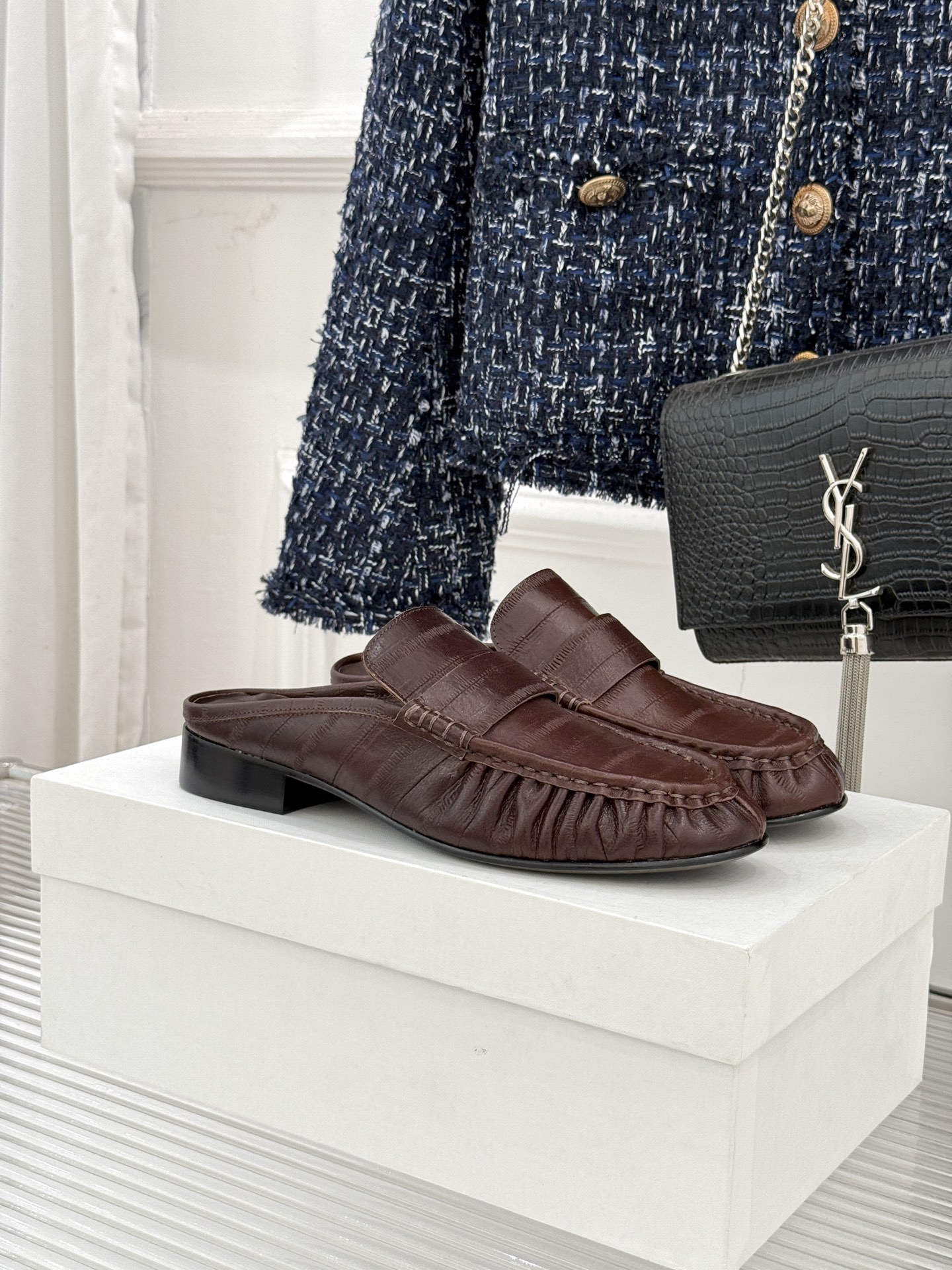 The Row 25WF新品复古包头半拖拖鞋这双半拖简直是极简美学的典范！方头设计利落大气 又修饰脚型完