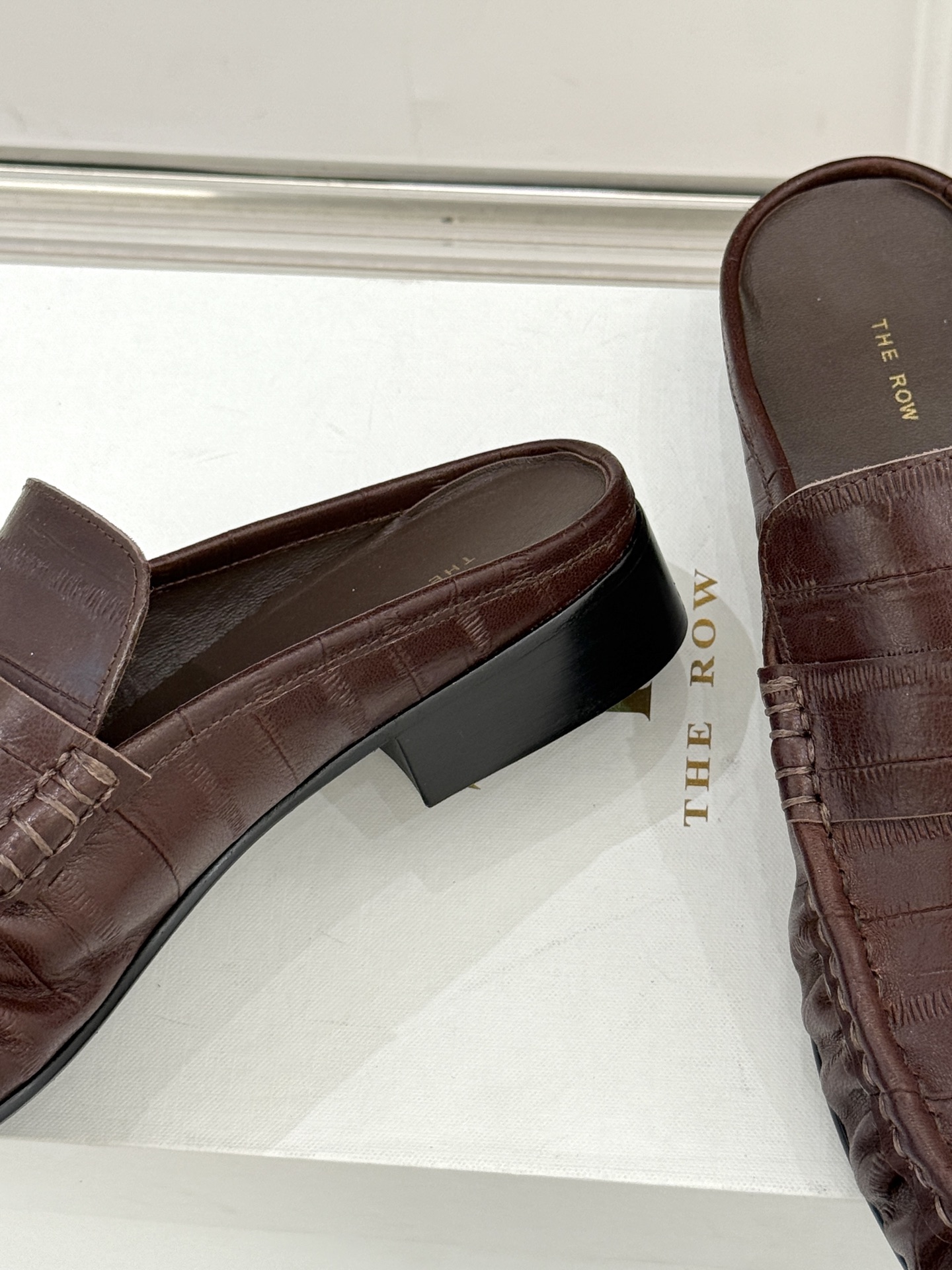 The Row 25WF新品复古包头半拖拖鞋这双半拖简直是极简美学的典范！方头设计利落大气 又修饰脚型完