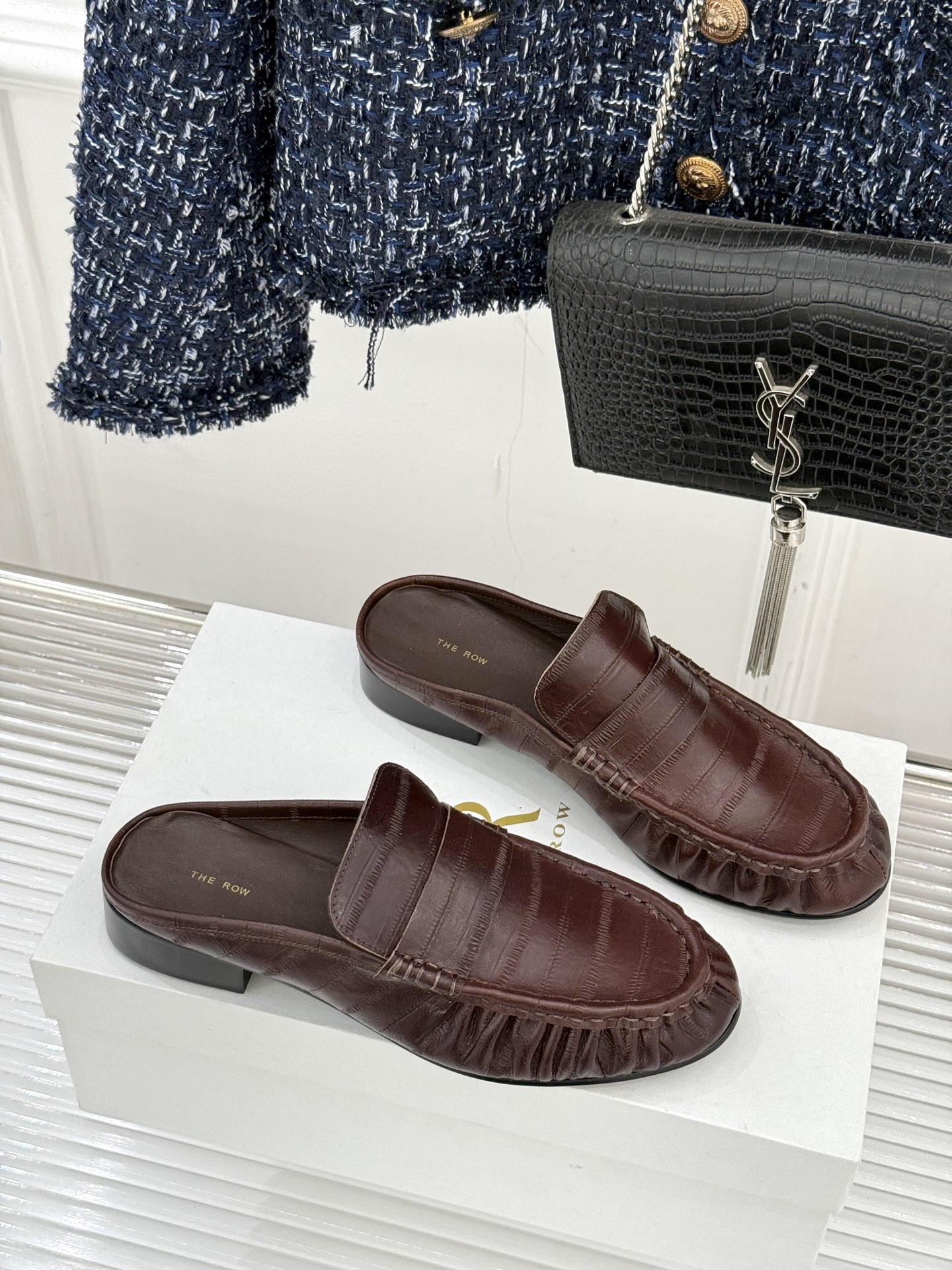 The Row 25WF新品复古包头半拖拖鞋这双半拖简直是极简美学的典范！方头设计利落大气 又修饰脚型完