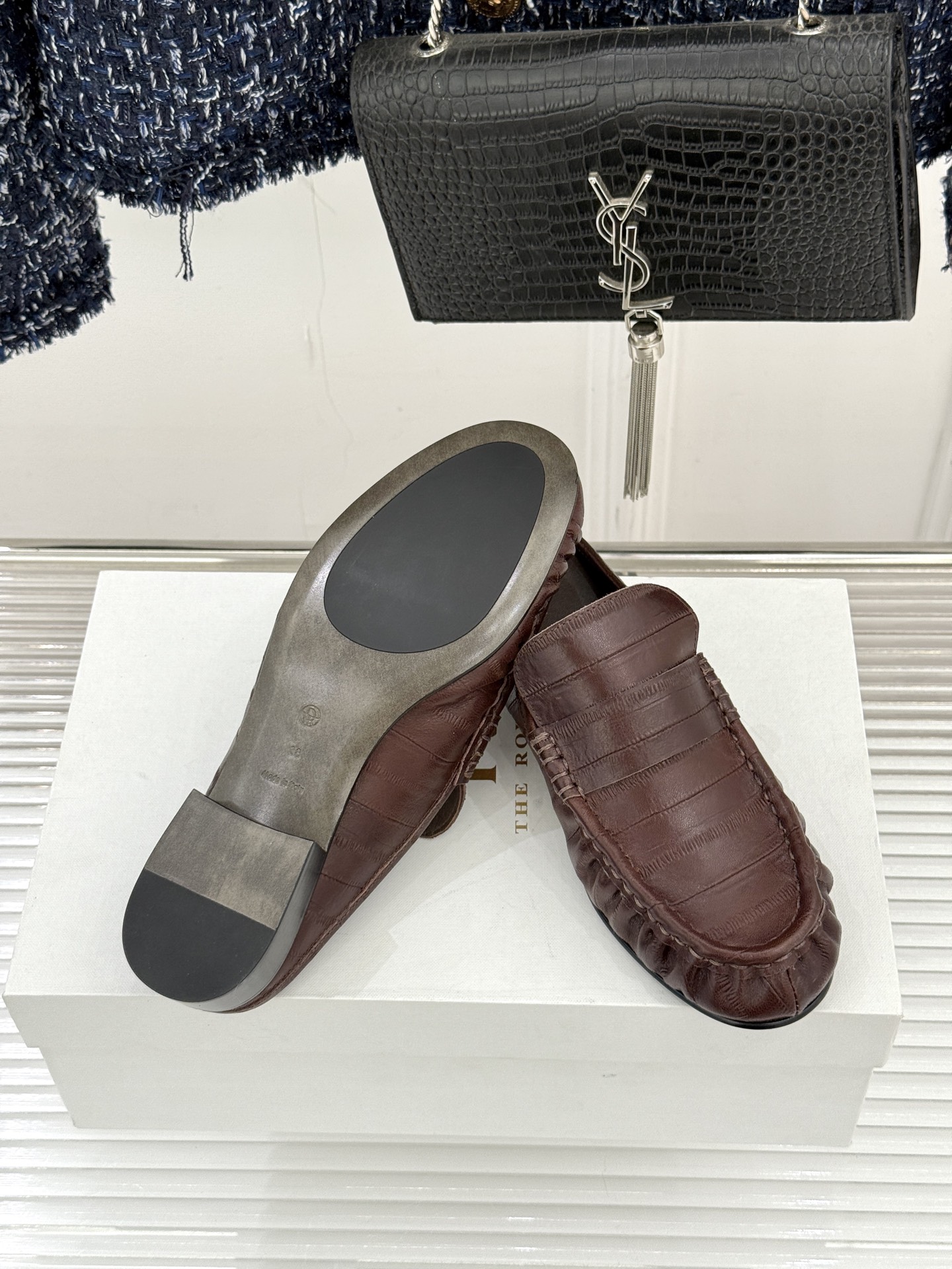 The Row 25WF新品复古包头半拖拖鞋这双半拖简直是极简美学的典范！方头设计利落大气 又修饰脚型完