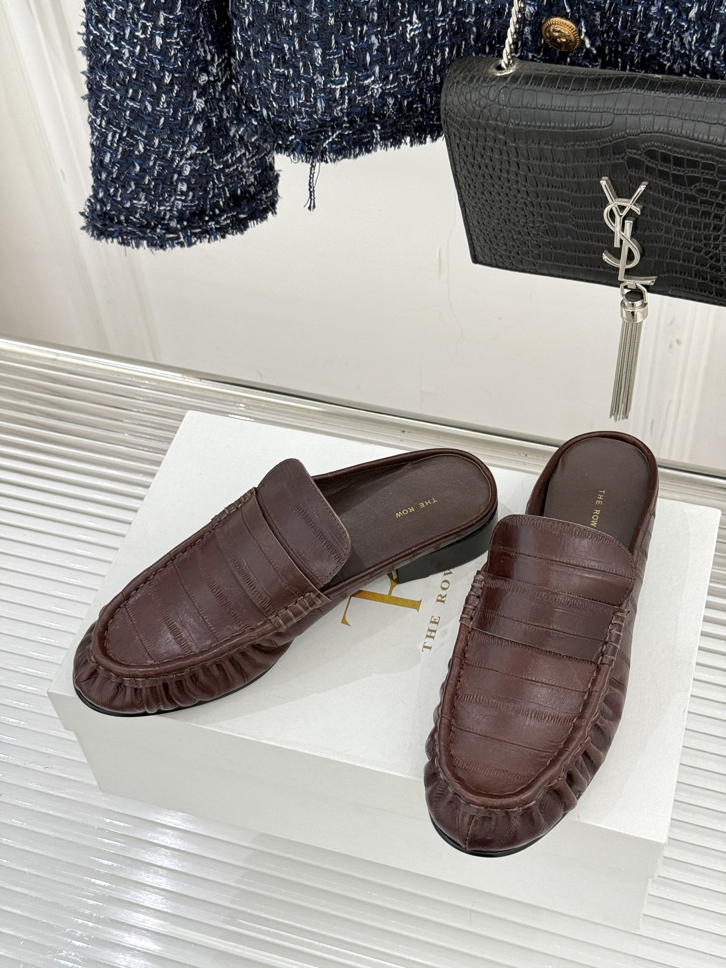 The Row 25WF新品复古包头半拖拖鞋这双半拖简直是极简美学的典范！方头设计利落大气 又修饰脚型完