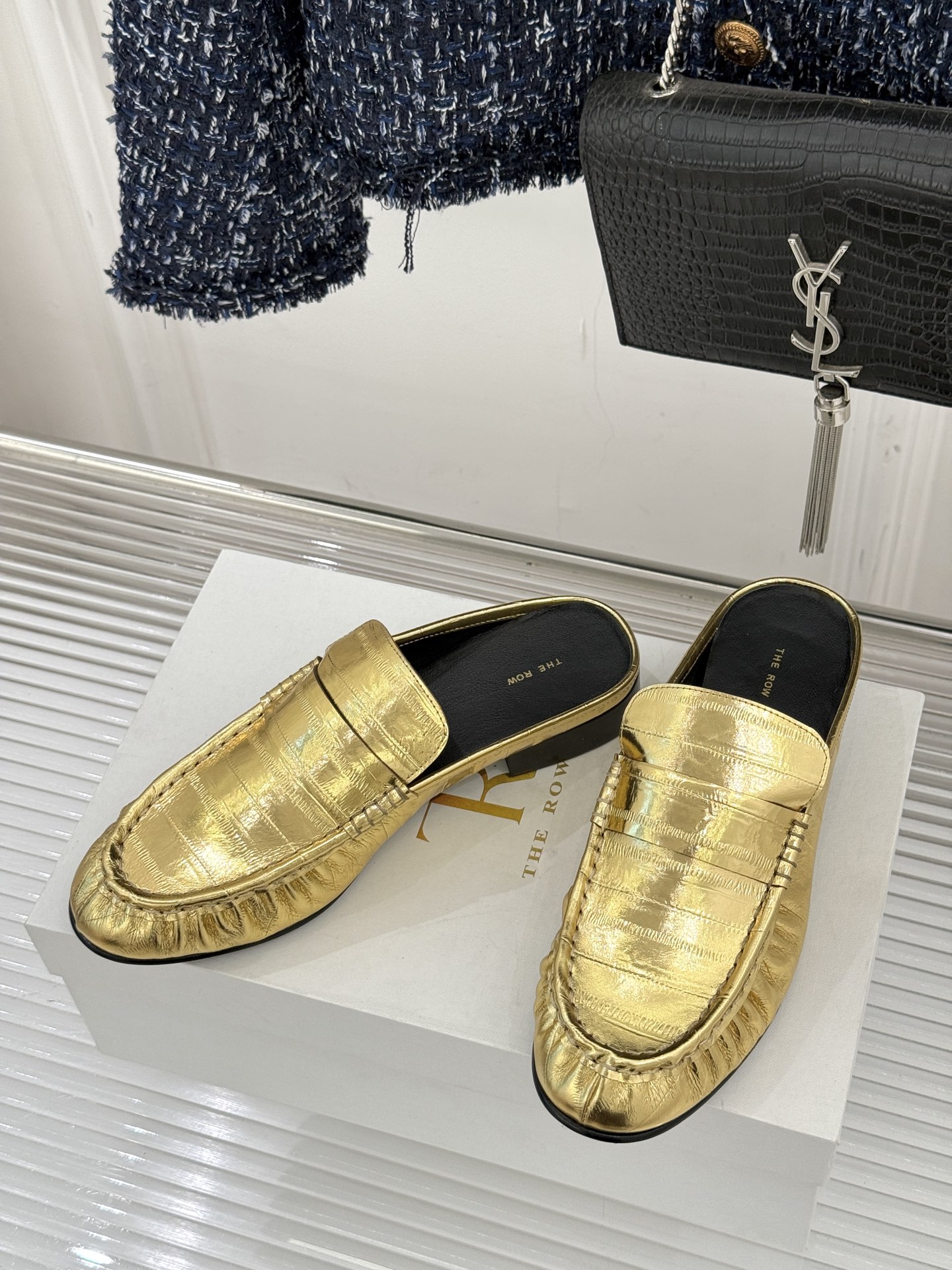 The Row 25WF新品复古包头半拖拖鞋这双半拖简直是极简美学的典范！方头设计利落大气 又修饰脚型完