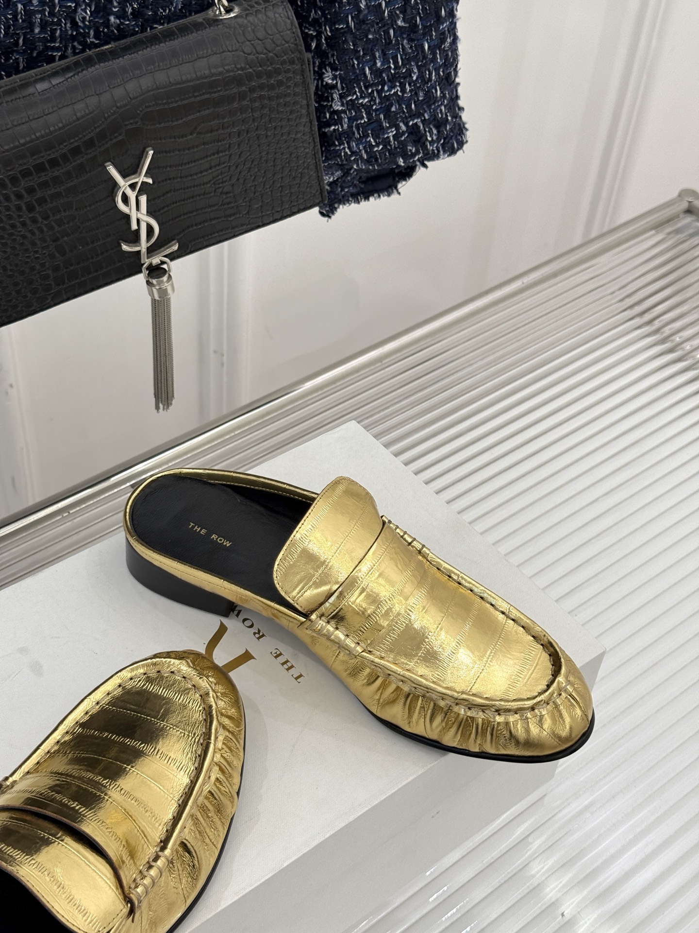 The Row 25WF新品复古包头半拖拖鞋这双半拖简直是极简美学的典范！方头设计利落大气 又修饰脚型完