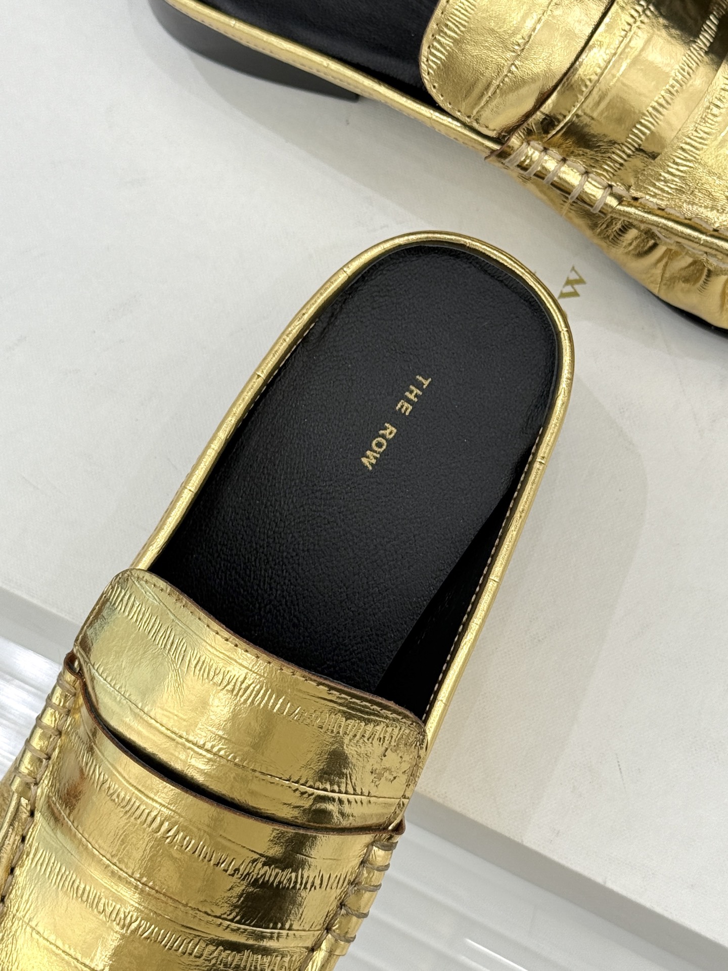 The Row 25WF新品复古包头半拖拖鞋这双半拖简直是极简美学的典范！方头设计利落大气 又修饰脚型完