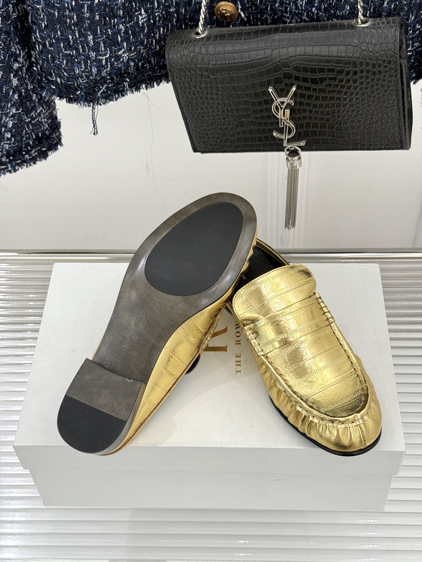 The Row 25WF新品复古包头半拖拖鞋这双半拖简直是极简美学的典范！方头设计利落大气 又修饰脚型完