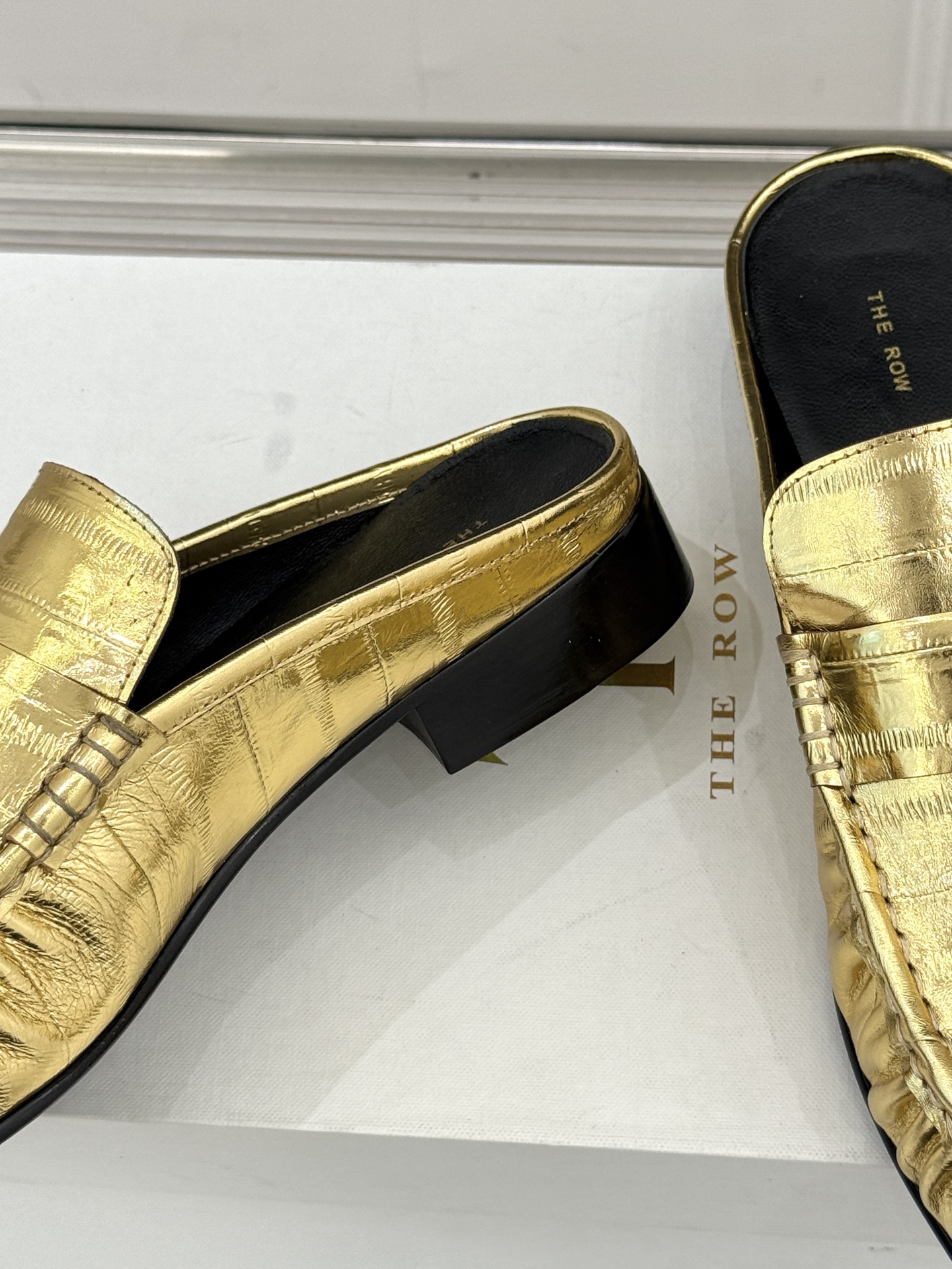 The Row 25WF新品复古包头半拖拖鞋这双半拖简直是极简美学的典范！方头设计利落大气 又修饰脚型完