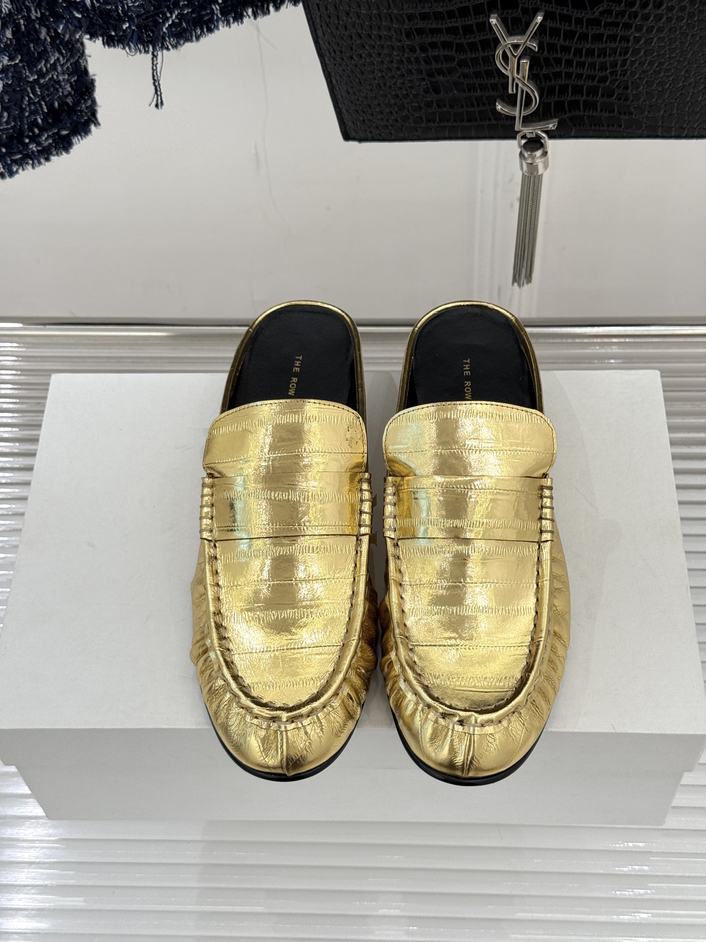 The Row 25WF新品复古包头半拖拖鞋这双半拖简直是极简美学的典范！方头设计利落大气 又修饰脚型完