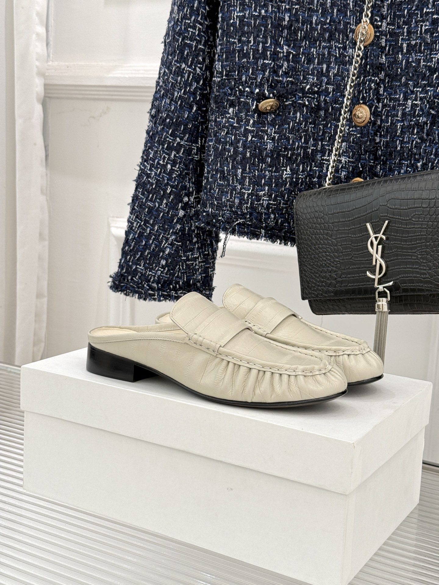 The Row 25WF新品复古包头半拖拖鞋这双半拖简直是极简美学的典范！方头设计利落大气 又修饰脚型完