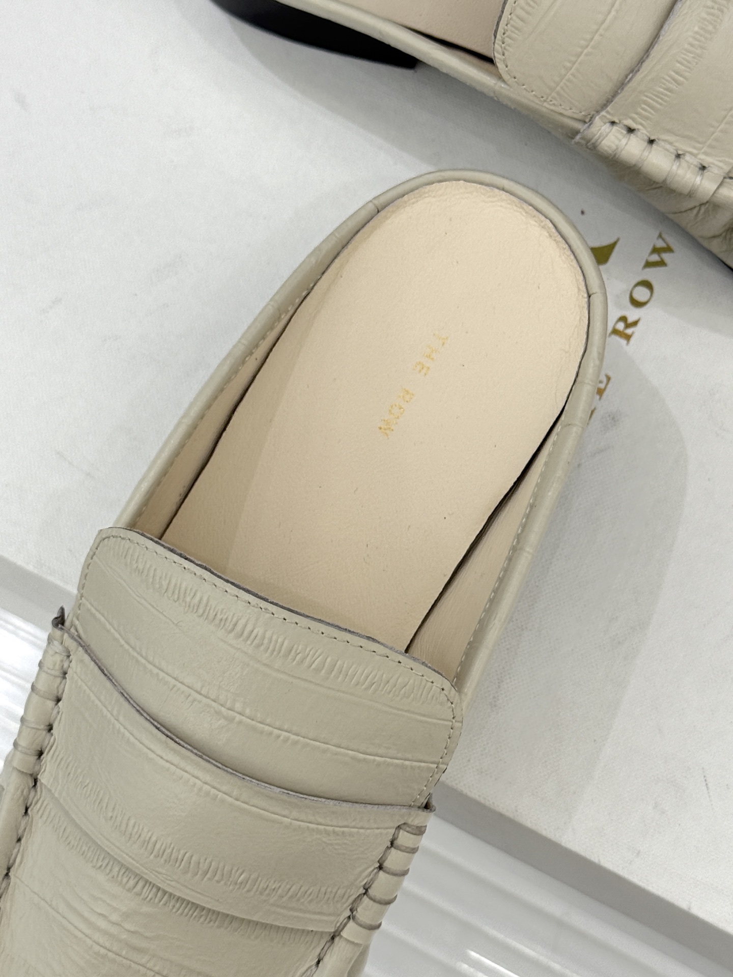 The Row 25WF新品复古包头半拖拖鞋这双半拖简直是极简美学的典范！方头设计利落大气 又修饰脚型完