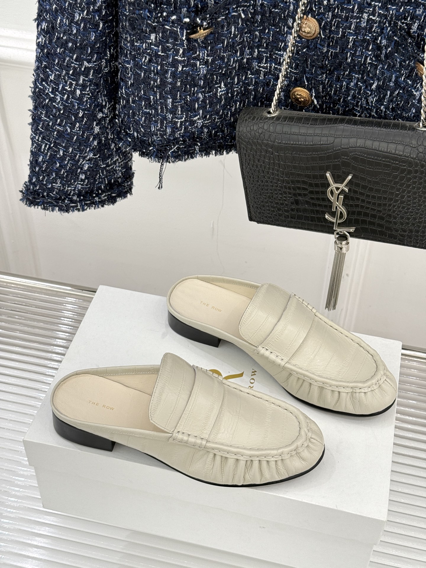 The Row 25WF新品复古包头半拖拖鞋这双半拖简直是极简美学的典范！方头设计利落大气 又修饰脚型完