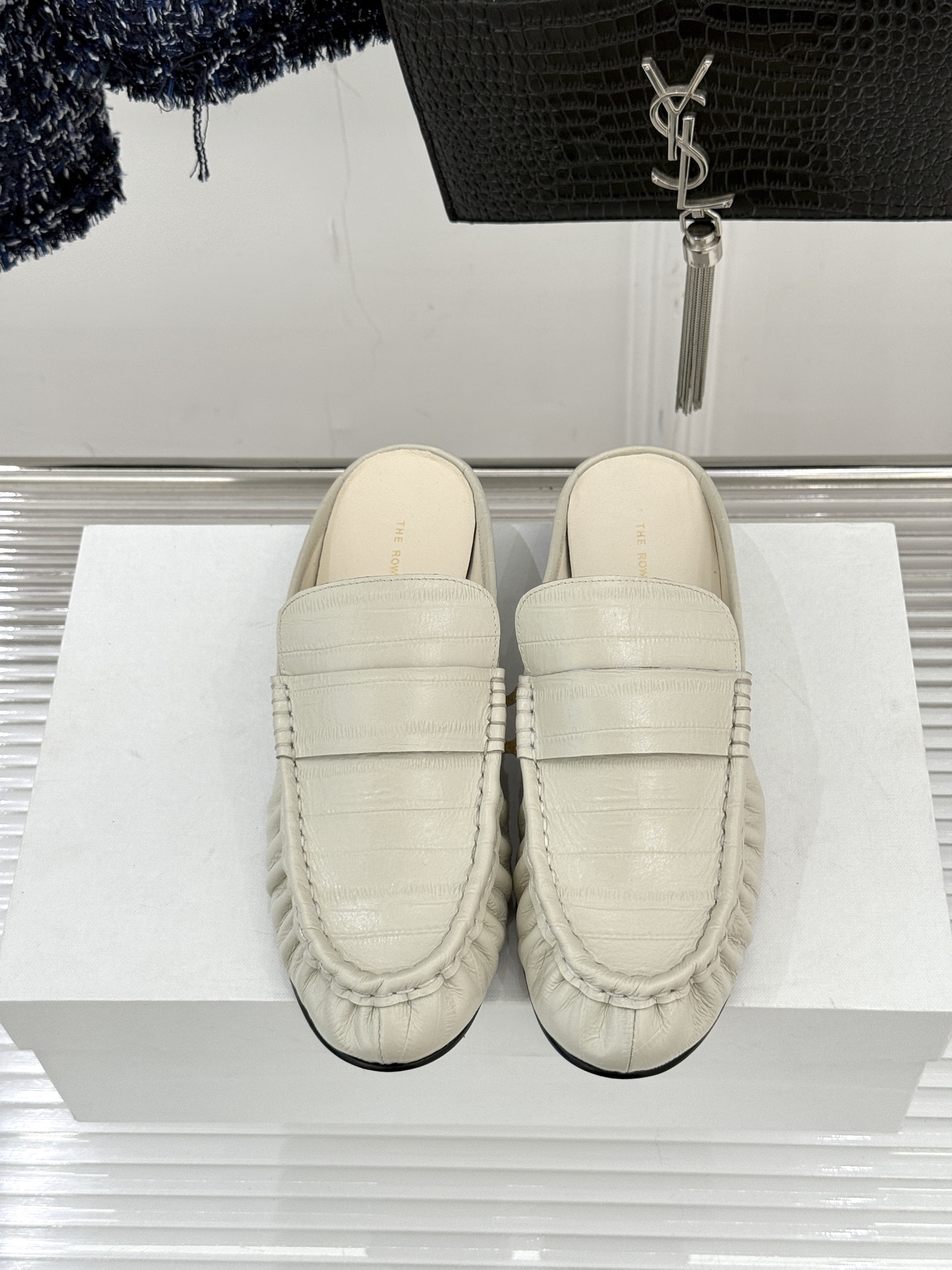 The Row 25WF新品复古包头半拖拖鞋这双半拖简直是极简美学的典范！方头设计利落大气 又修饰脚型完