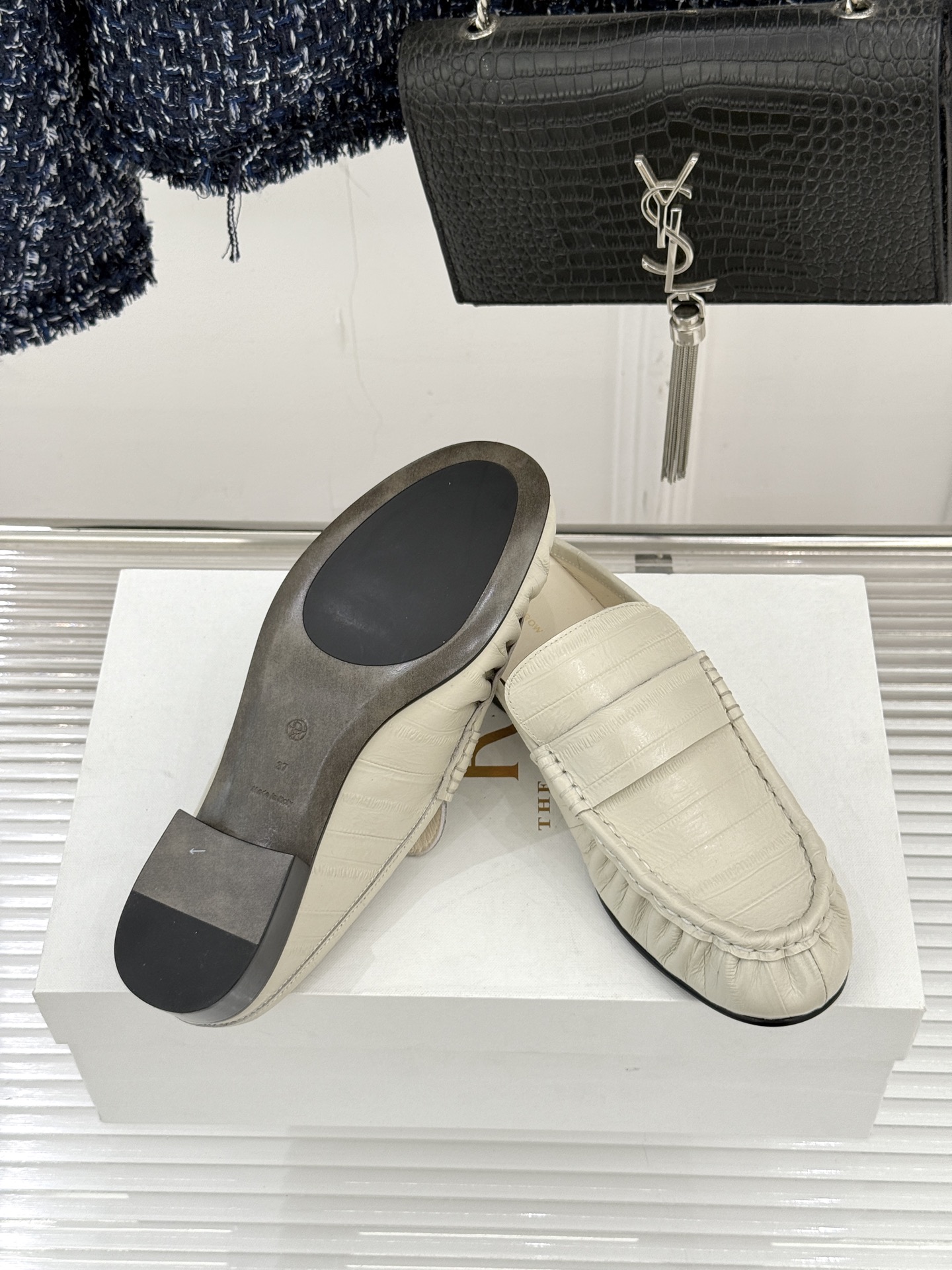 The Row 25WF新品复古包头半拖拖鞋这双半拖简直是极简美学的典范！方头设计利落大气 又修饰脚型完