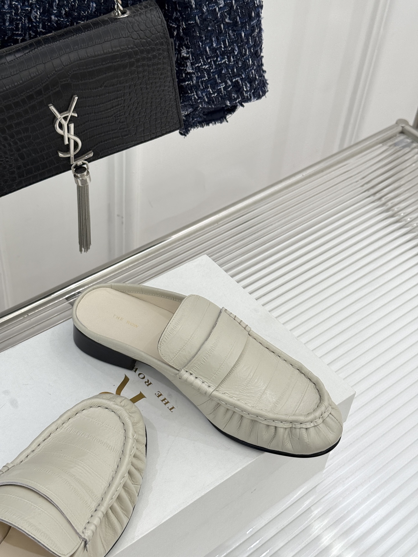 The Row 25WF新品复古包头半拖拖鞋这双半拖简直是极简美学的典范！方头设计利落大气 又修饰脚型完