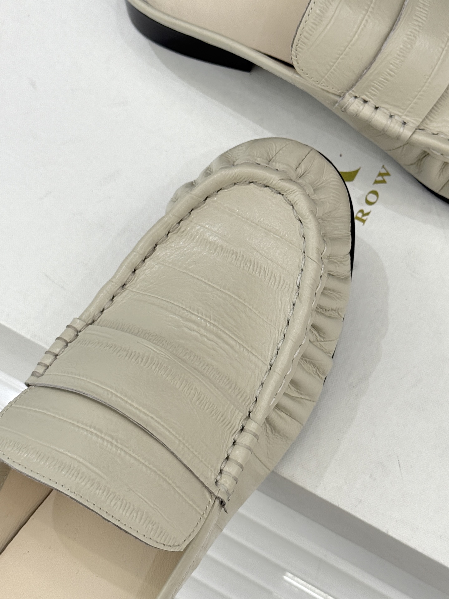 The Row 25WF新品复古包头半拖拖鞋这双半拖简直是极简美学的典范！方头设计利落大气 又修饰脚型完