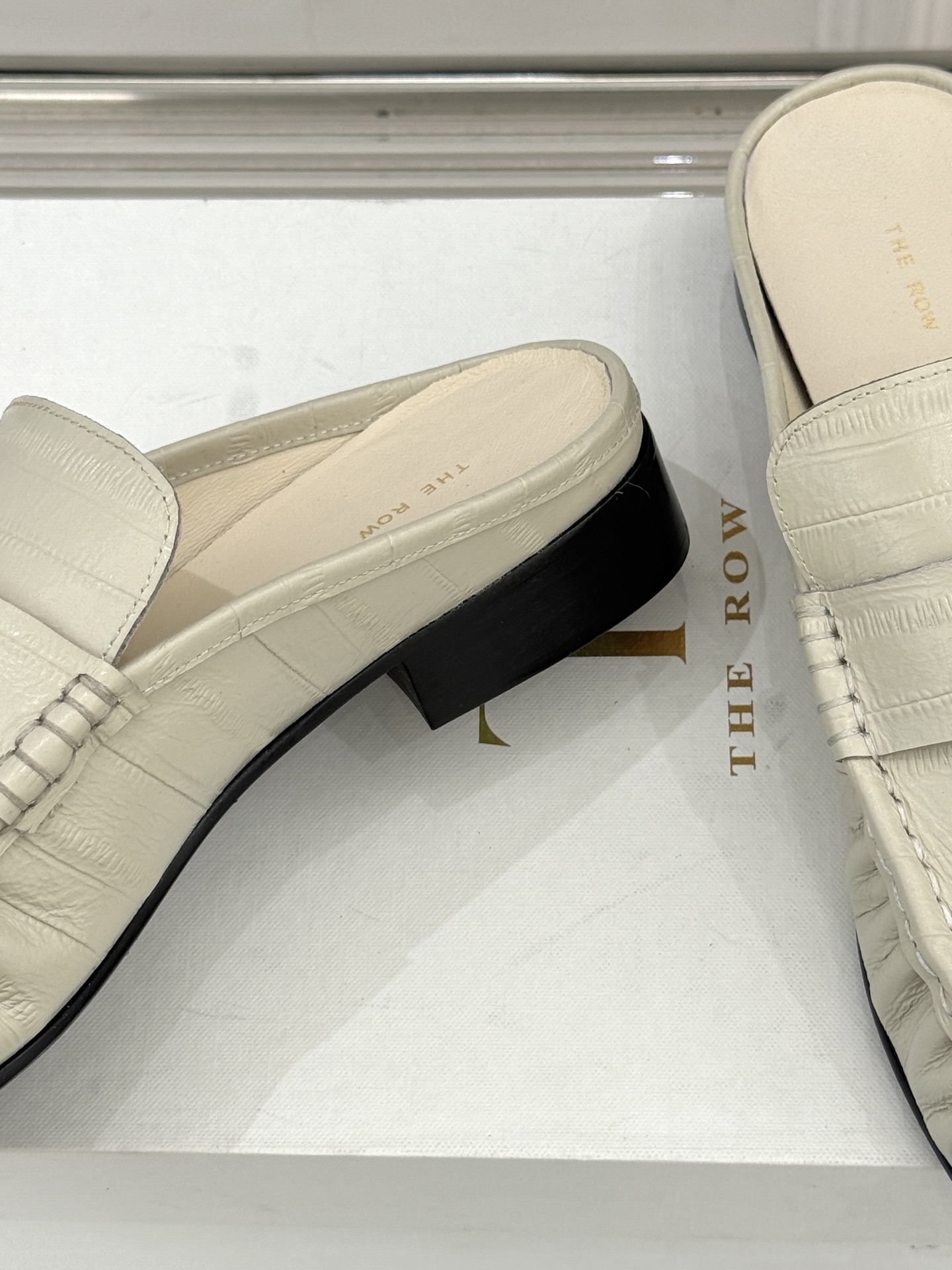 The Row 25WF新品复古包头半拖拖鞋这双半拖简直是极简美学的典范！方头设计利落大气 又修饰脚型完