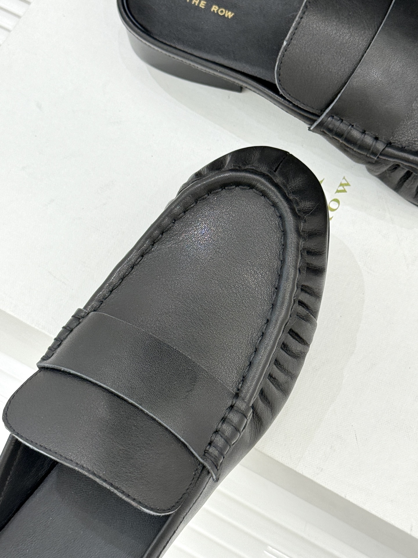 The Row 25WF新品复古包头半拖拖鞋这双半拖简直是极简美学的典范！方头设计利落大气 又修饰脚型完