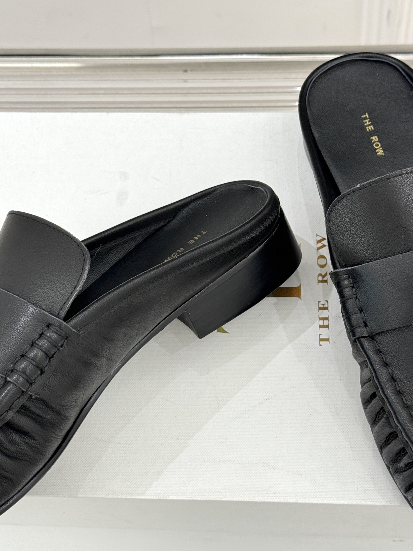 The Row 25WF新品复古包头半拖拖鞋这双半拖简直是极简美学的典范！方头设计利落大气 又修饰脚型完