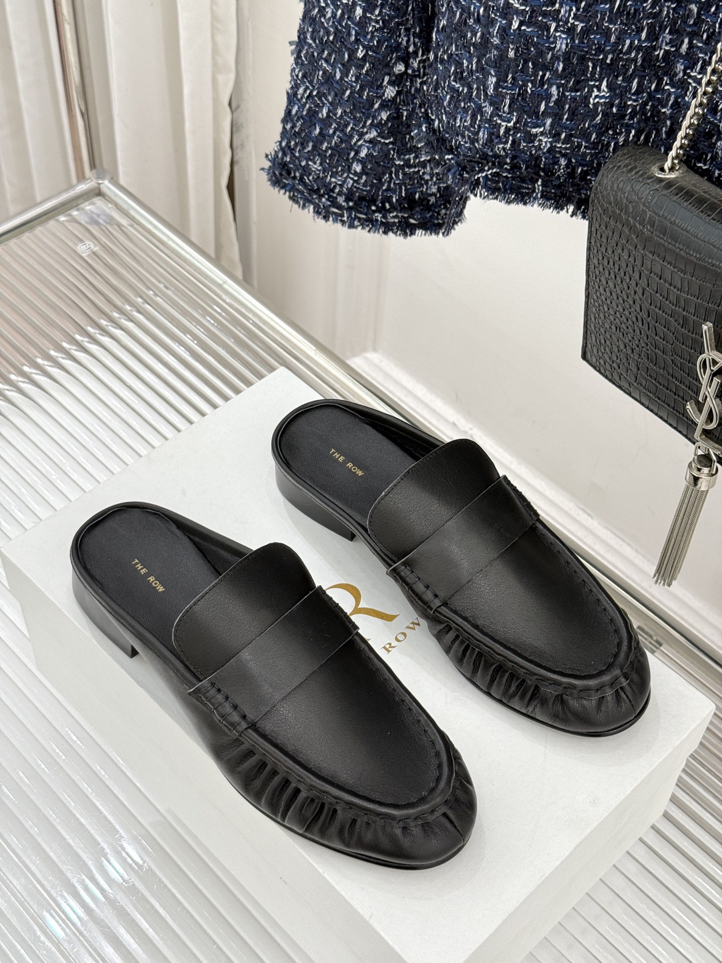 The Row 25WF新品复古包头半拖拖鞋这双半拖简直是极简美学的典范！方头设计利落大气 又修饰脚型完