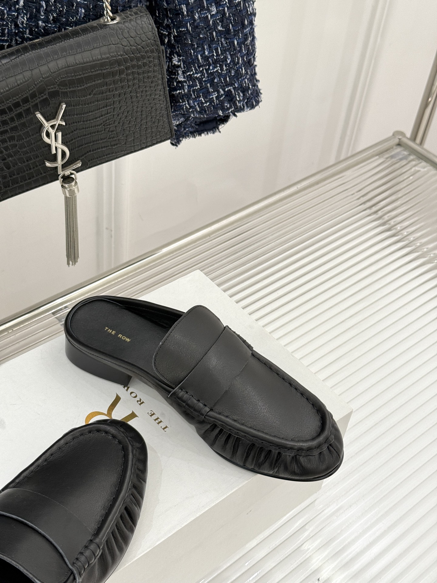 The Row 25WF新品复古包头半拖拖鞋这双半拖简直是极简美学的典范！方头设计利落大气 又修饰脚型完