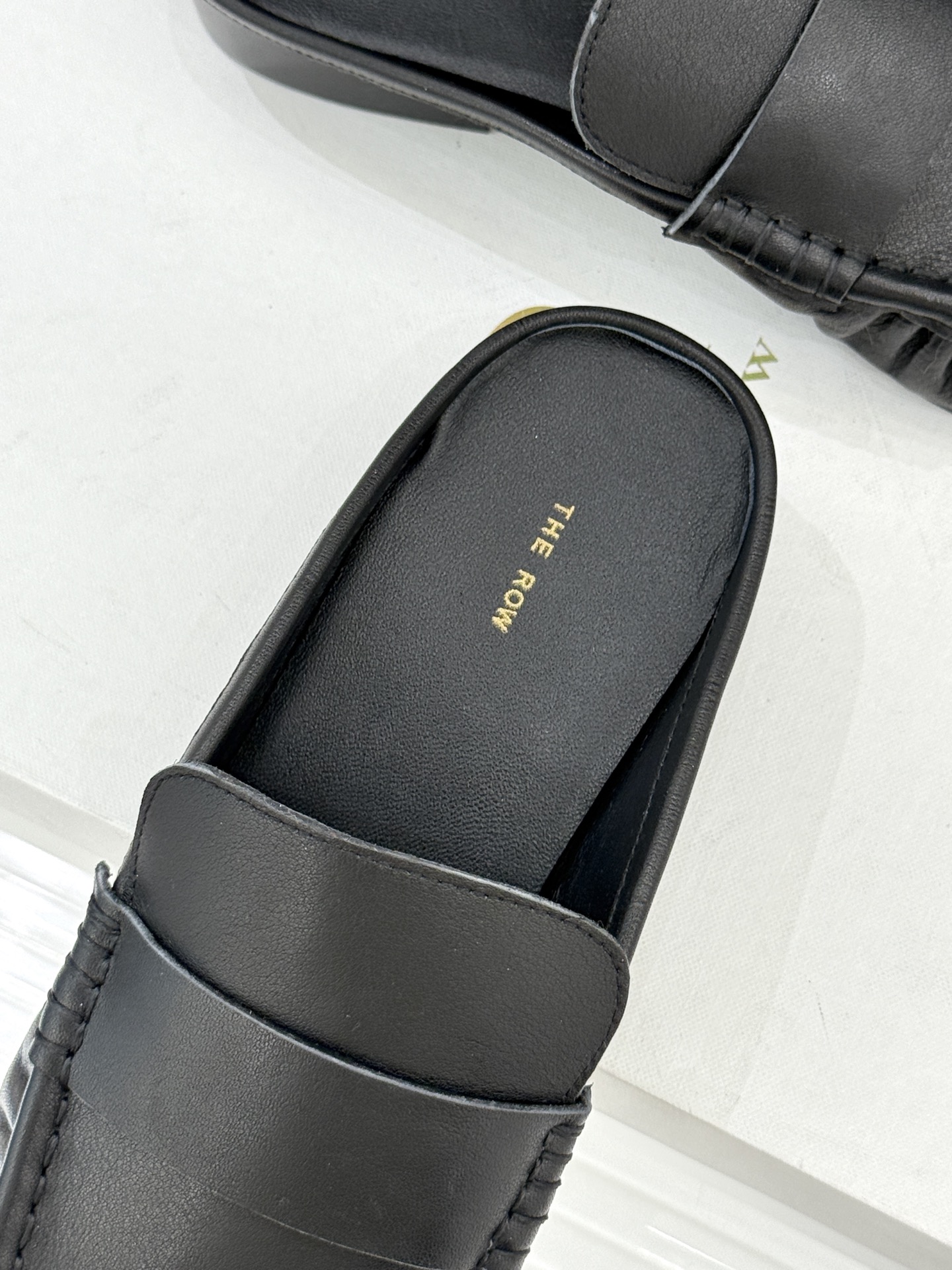 The Row 25WF新品复古包头半拖拖鞋这双半拖简直是极简美学的典范！方头设计利落大气 又修饰脚型完