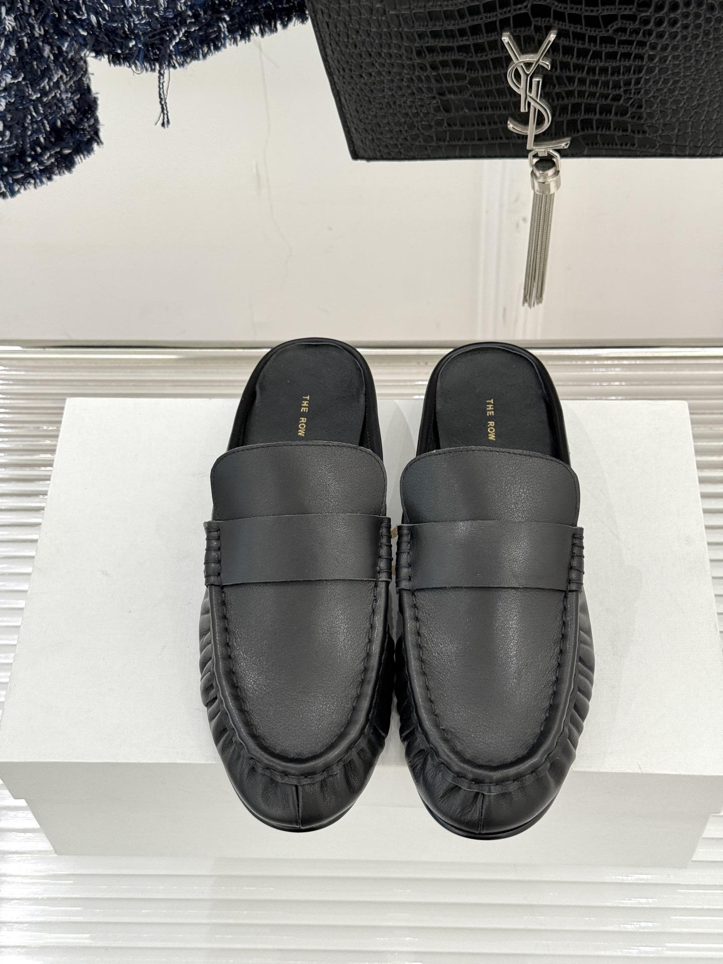 The Row 25WF新品复古包头半拖拖鞋这双半拖简直是极简美学的典范！方头设计利落大气 又修饰脚型完