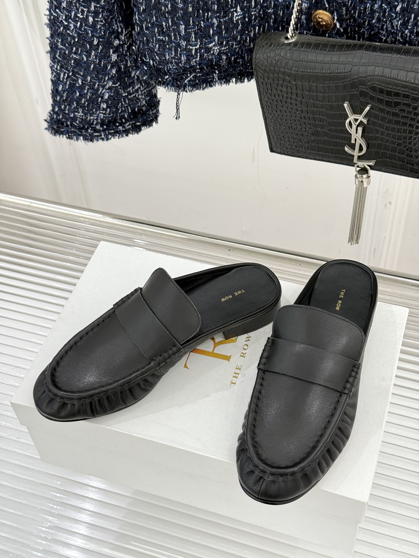 The Row 25WF新品复古包头半拖拖鞋这双半拖简直是极简美学的典范！方头设计利落大气 又修饰脚型完