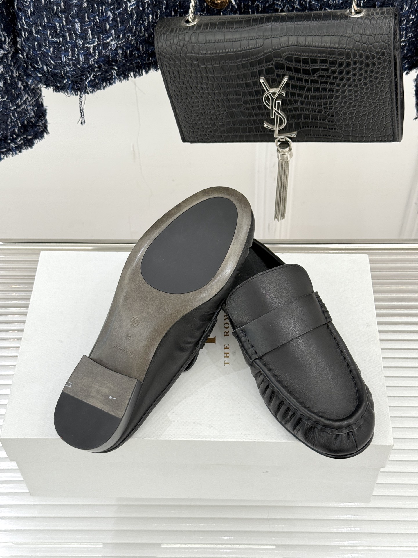 The Row 25WF新品复古包头半拖拖鞋这双半拖简直是极简美学的典范！方头设计利落大气 又修饰脚型完