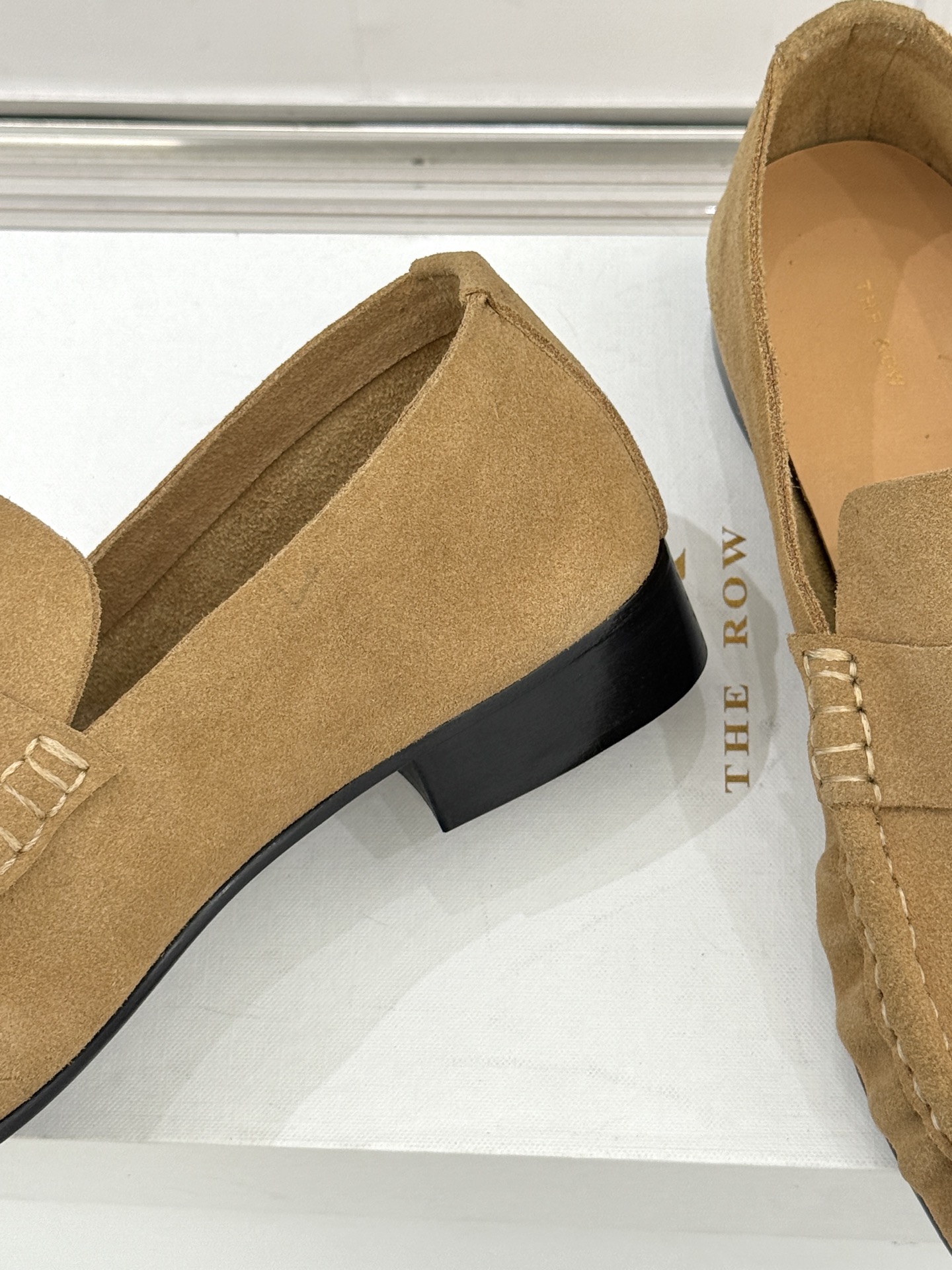 The Row 25WF新品复古乐福鞋这双乐福鞋简直是极简美学的典范！方头设计利落大气 又修饰脚型完美平