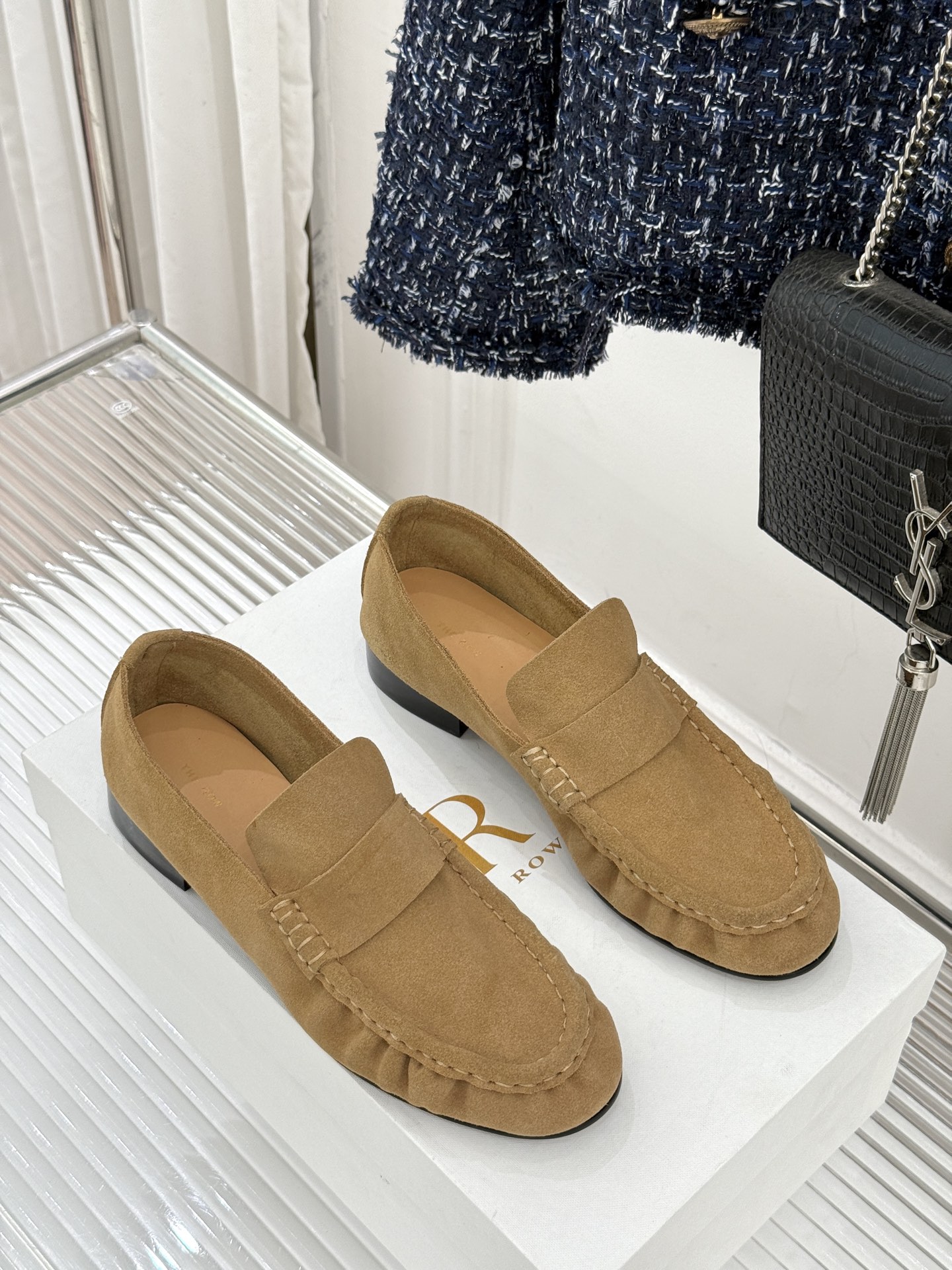 The Row 25WF新品复古乐福鞋这双乐福鞋简直是极简美学的典范！方头设计利落大气 又修饰脚型完美平