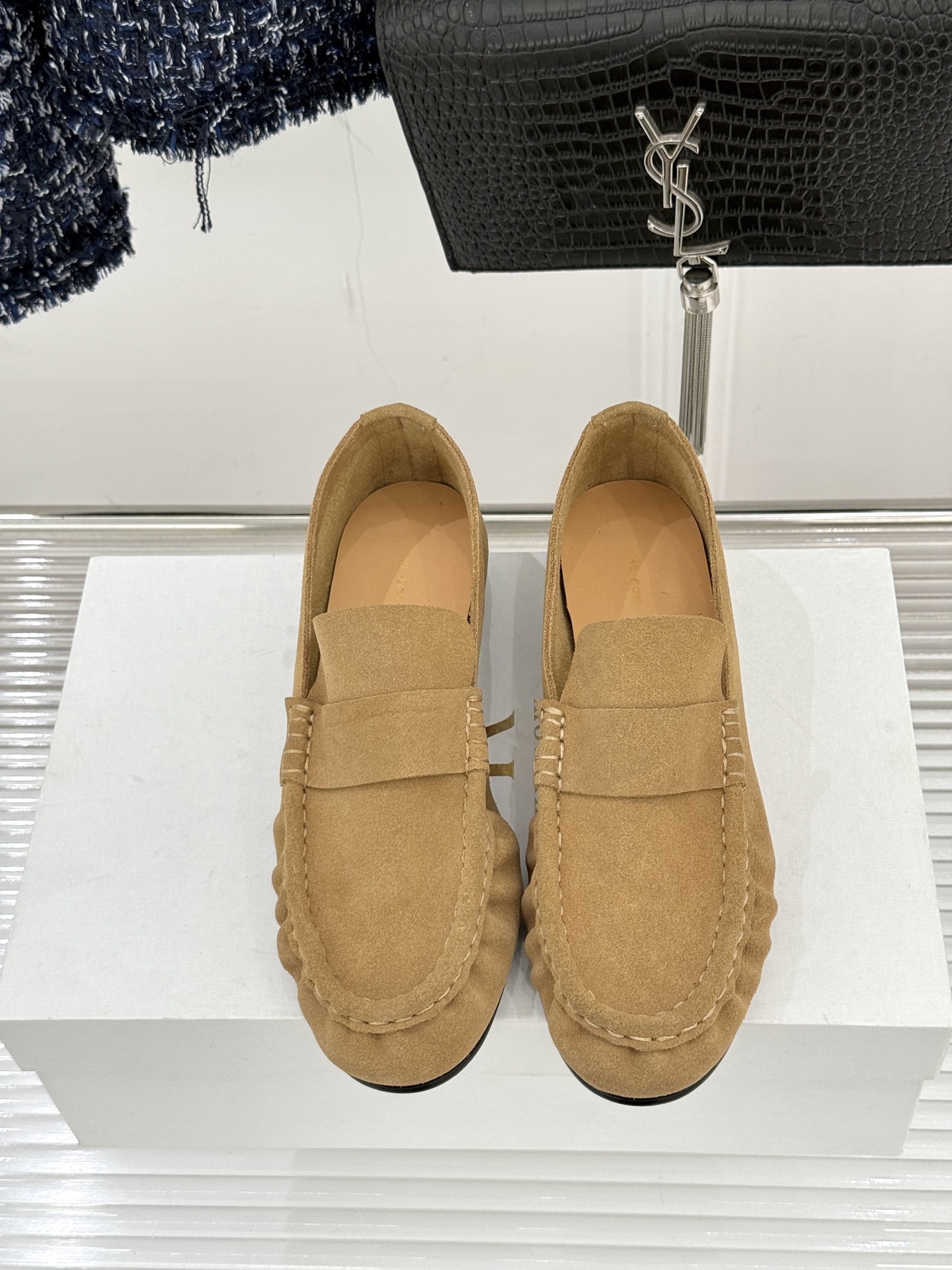 The Row 25WF新品复古乐福鞋这双乐福鞋简直是极简美学的典范！方头设计利落大气 又修饰脚型完美平