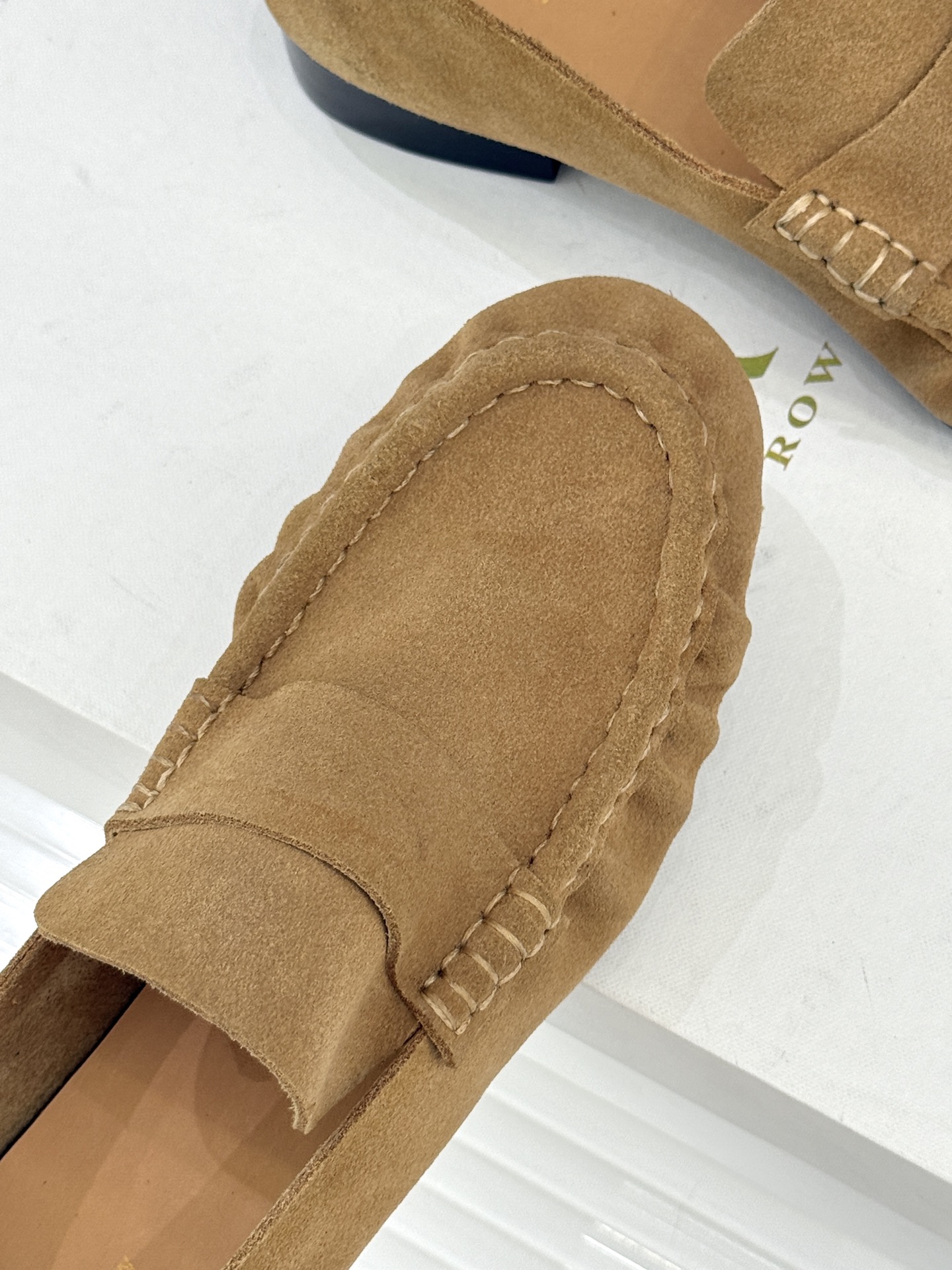 The Row 25WF新品复古乐福鞋这双乐福鞋简直是极简美学的典范！方头设计利落大气 又修饰脚型完美平