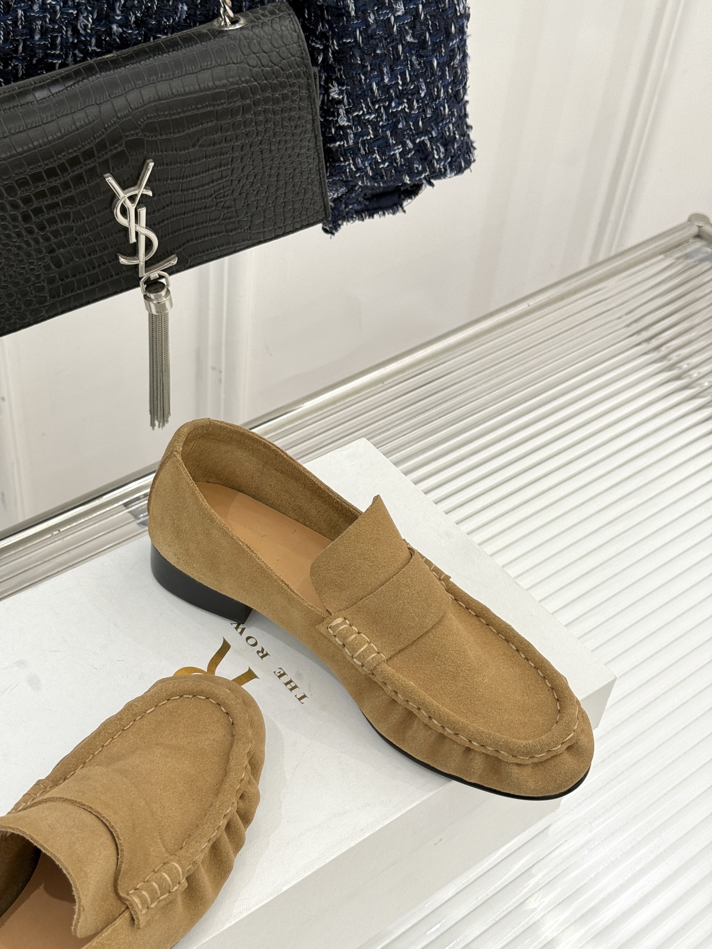 The Row 25WF新品复古乐福鞋这双乐福鞋简直是极简美学的典范！方头设计利落大气 又修饰脚型完美平