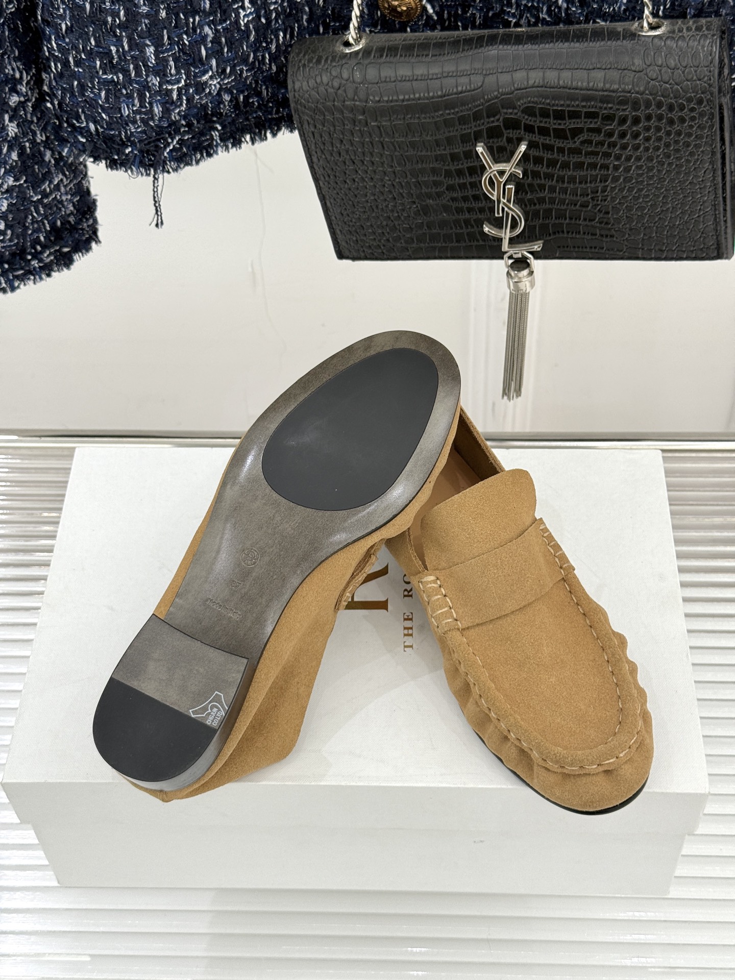 The Row 25WF新品复古乐福鞋这双乐福鞋简直是极简美学的典范！方头设计利落大气 又修饰脚型完美平