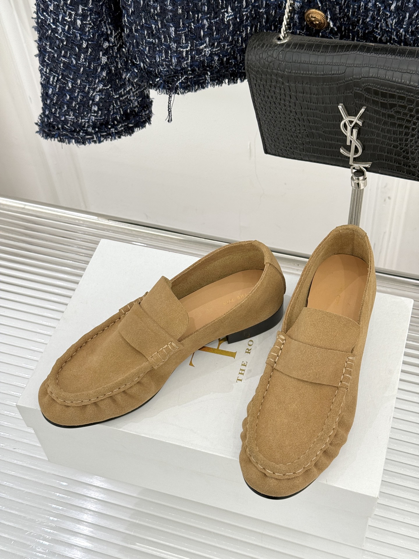 The Row 25WF新品复古乐福鞋这双乐福鞋简直是极简美学的典范！方头设计利落大气 又修饰脚型完美平