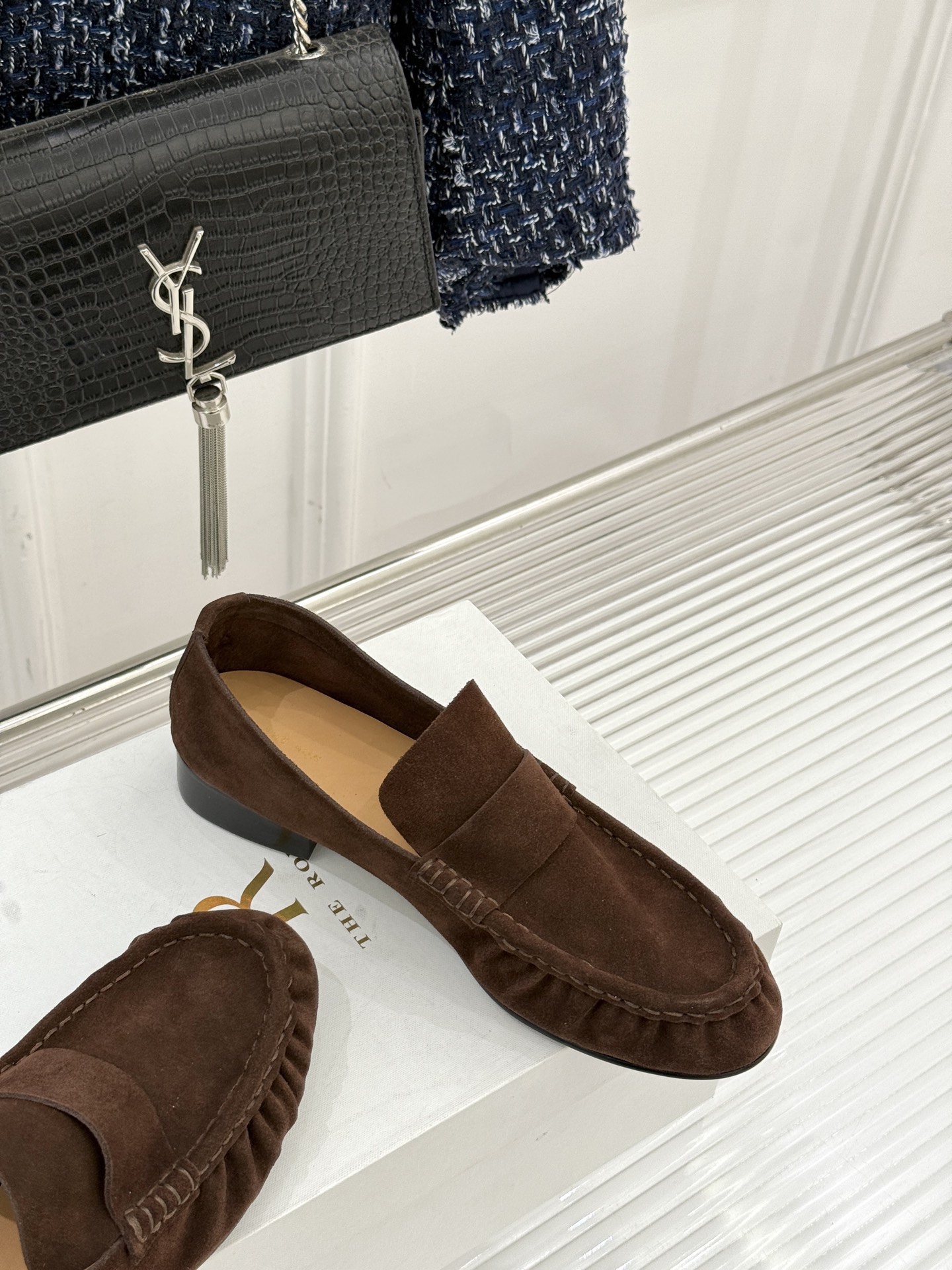 The Row 25WF新品复古乐福鞋这双乐福鞋简直是极简美学的典范！方头设计利落大气 又修饰脚型完美平